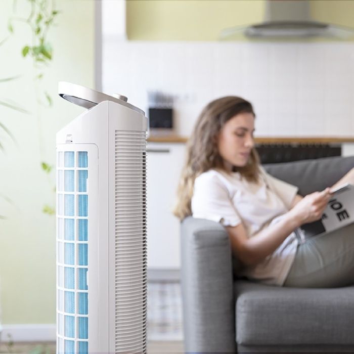 Enfriador de aire evaporativo Cecotec EnergySilence 2000 Cool Tower. Potencia de 60 W, depósito de agua extraíble de 2 litros.