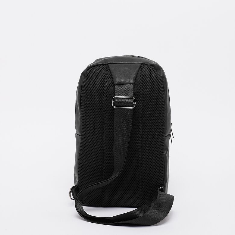 Bolso bandolera de piel sintética con logo básico y distintivo metálico