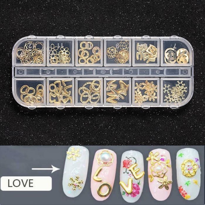 Manucure estivale : bijoux en forme de coquillage creux 3D avec rivets et pierres précieuses, mélange de strass et paillettes. Décoration à faire soi-même.