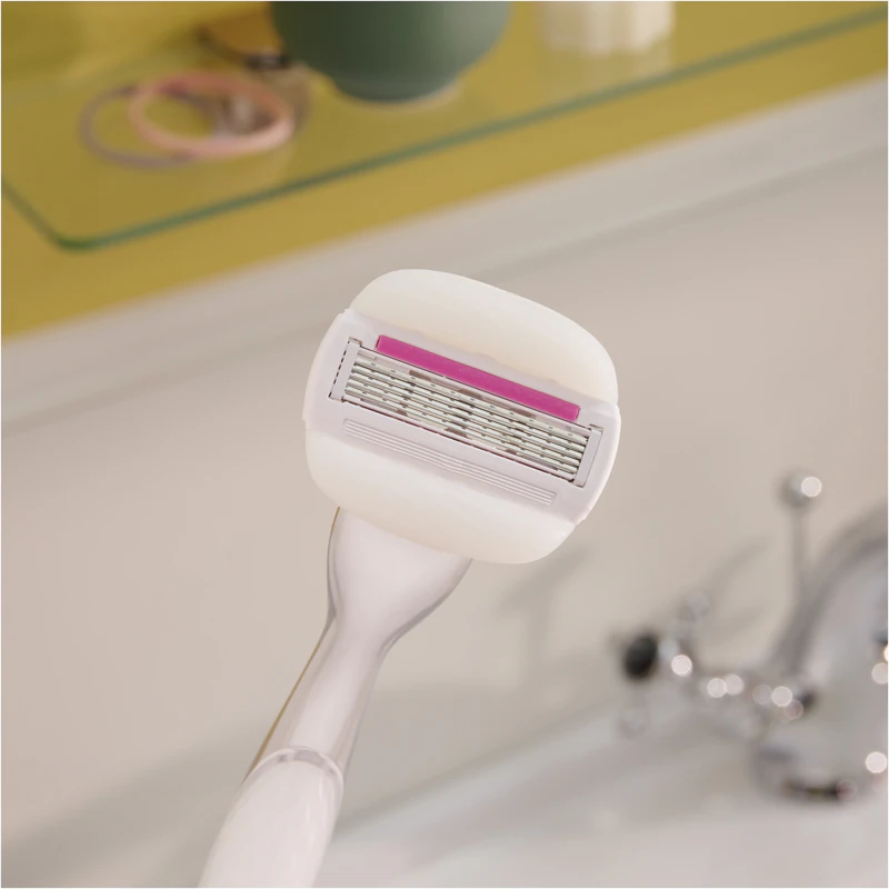 Holiaci strojček Gillette Venus ComfortGlide s čerešňovým efektom
