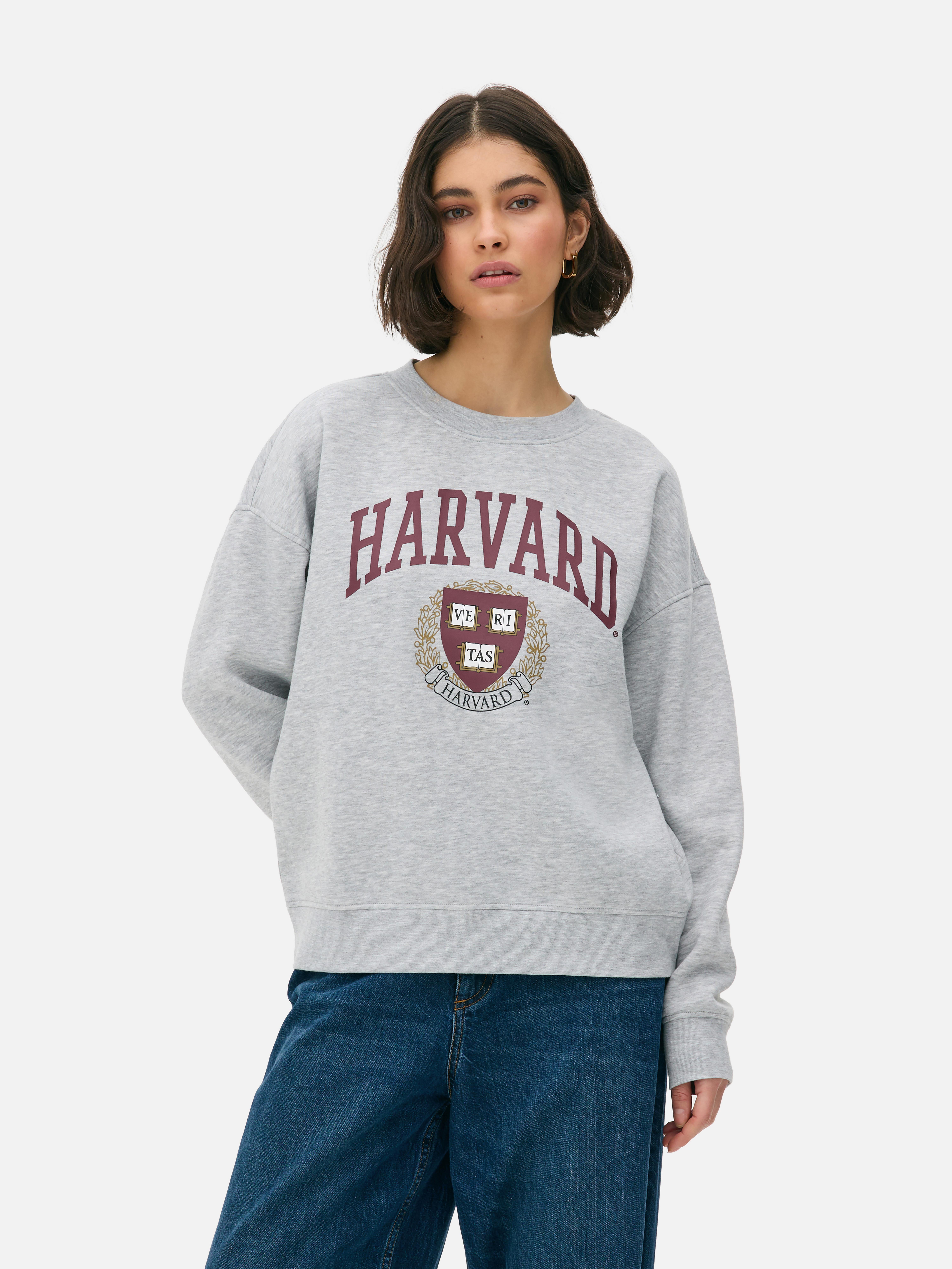 Hanorac cu imprimeu Harvard Un hanorac cu umeri căzuți, manșete cu nervuri și un imprimeu Harvard pentru
