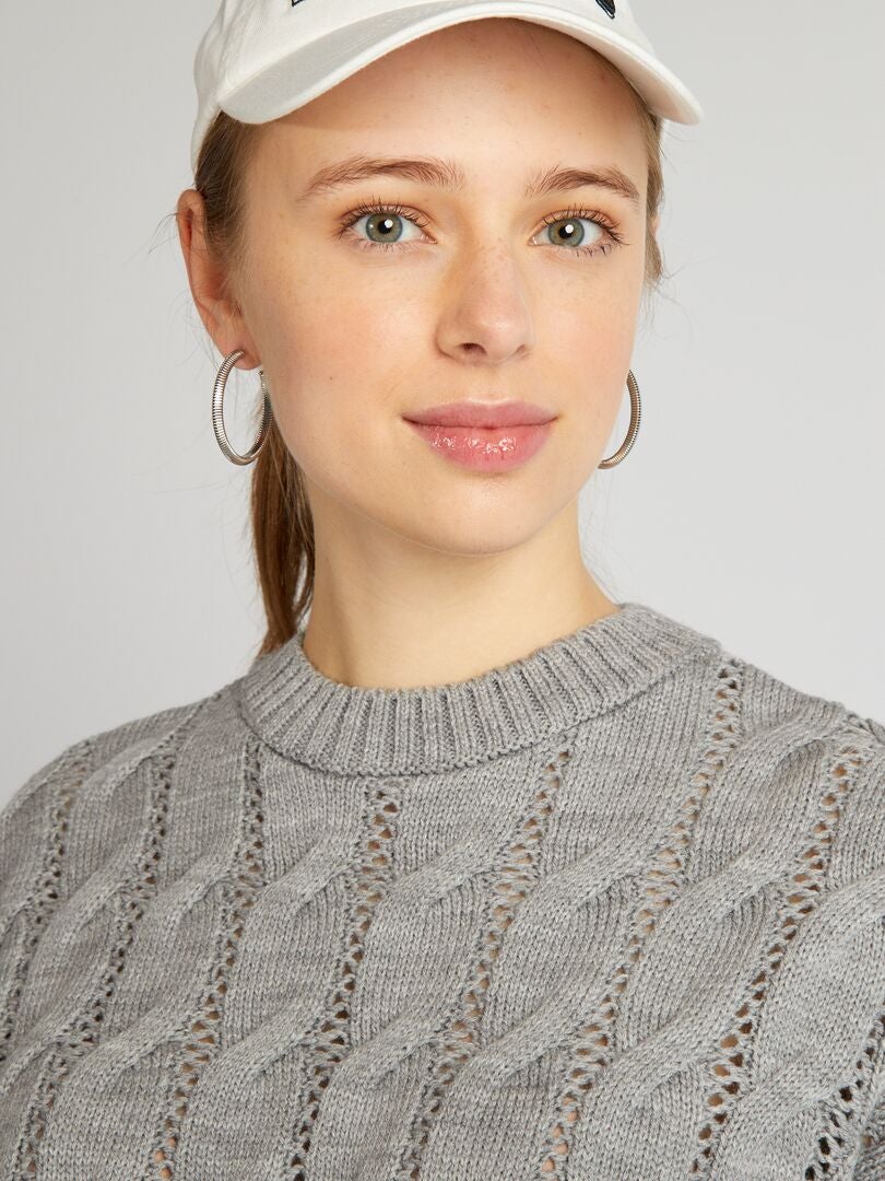 Krótki sweter z warkoczowym splotem - SZARY