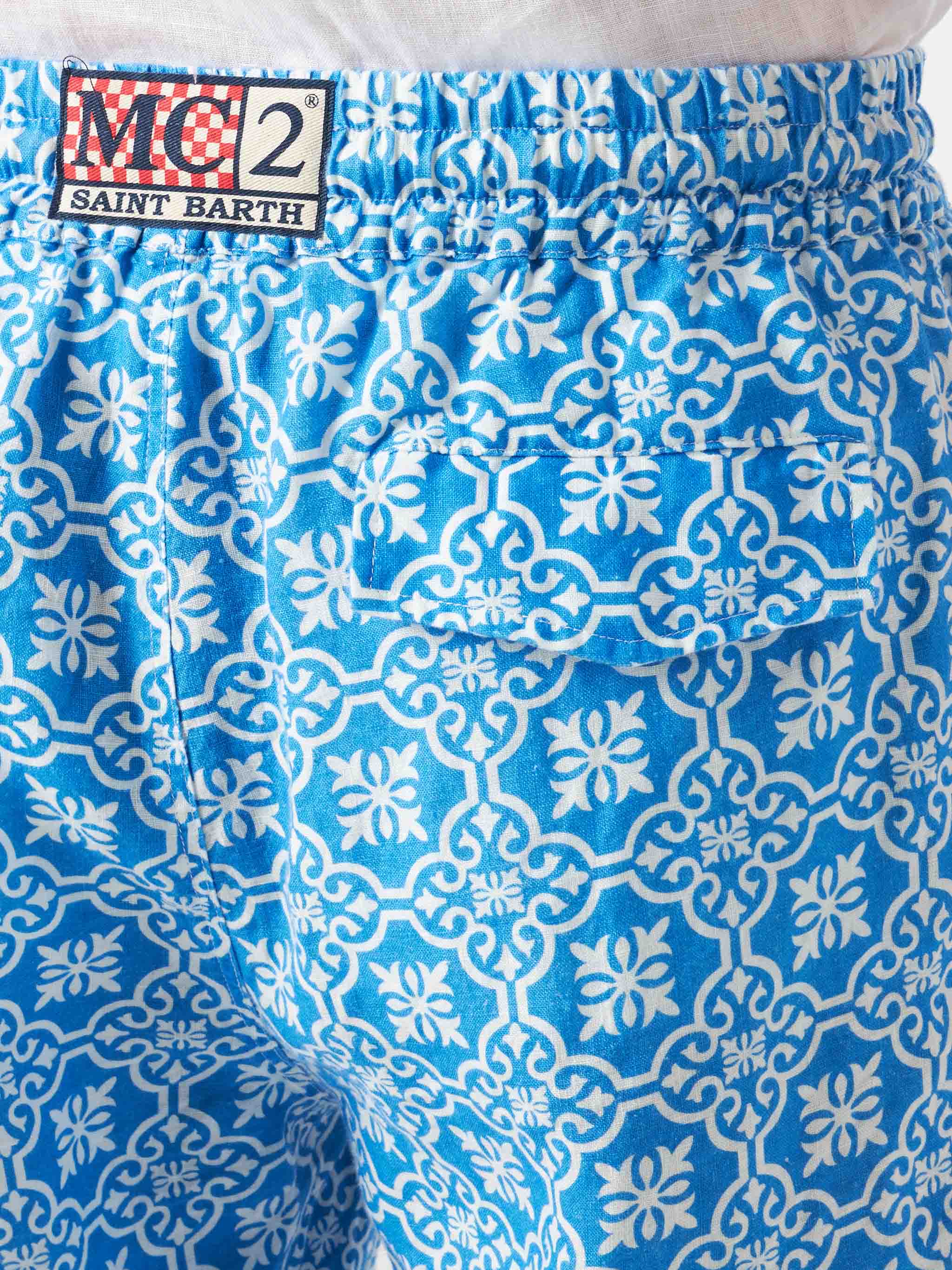 Herenbermudashorts van linnen met een wit-blauwe majolica-print.