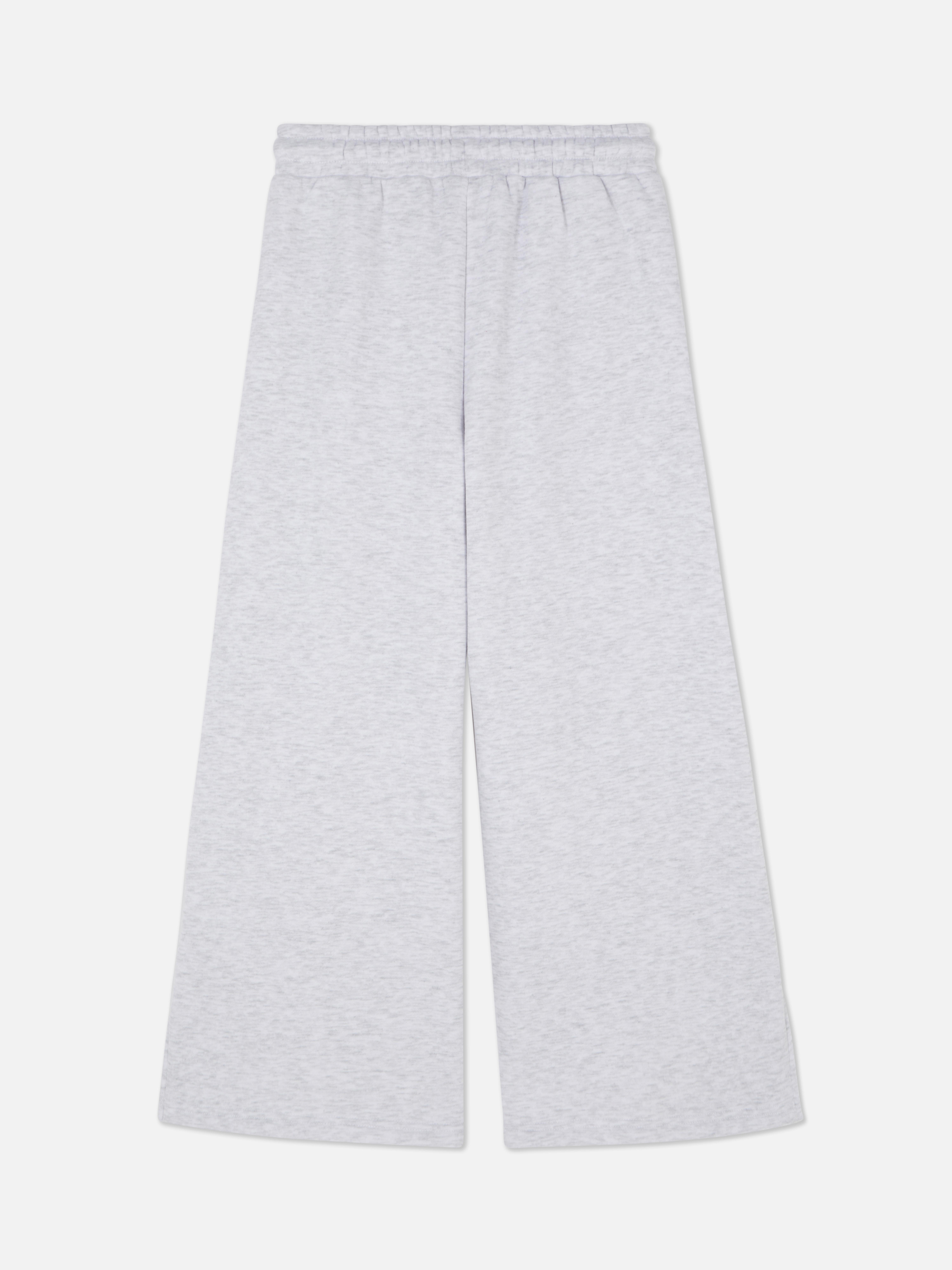 Weit geschnittene Jogginghose Diese Jogginghose hat weite Beine mit Schlitz, einen Kordelzug im Bund und Taschen
