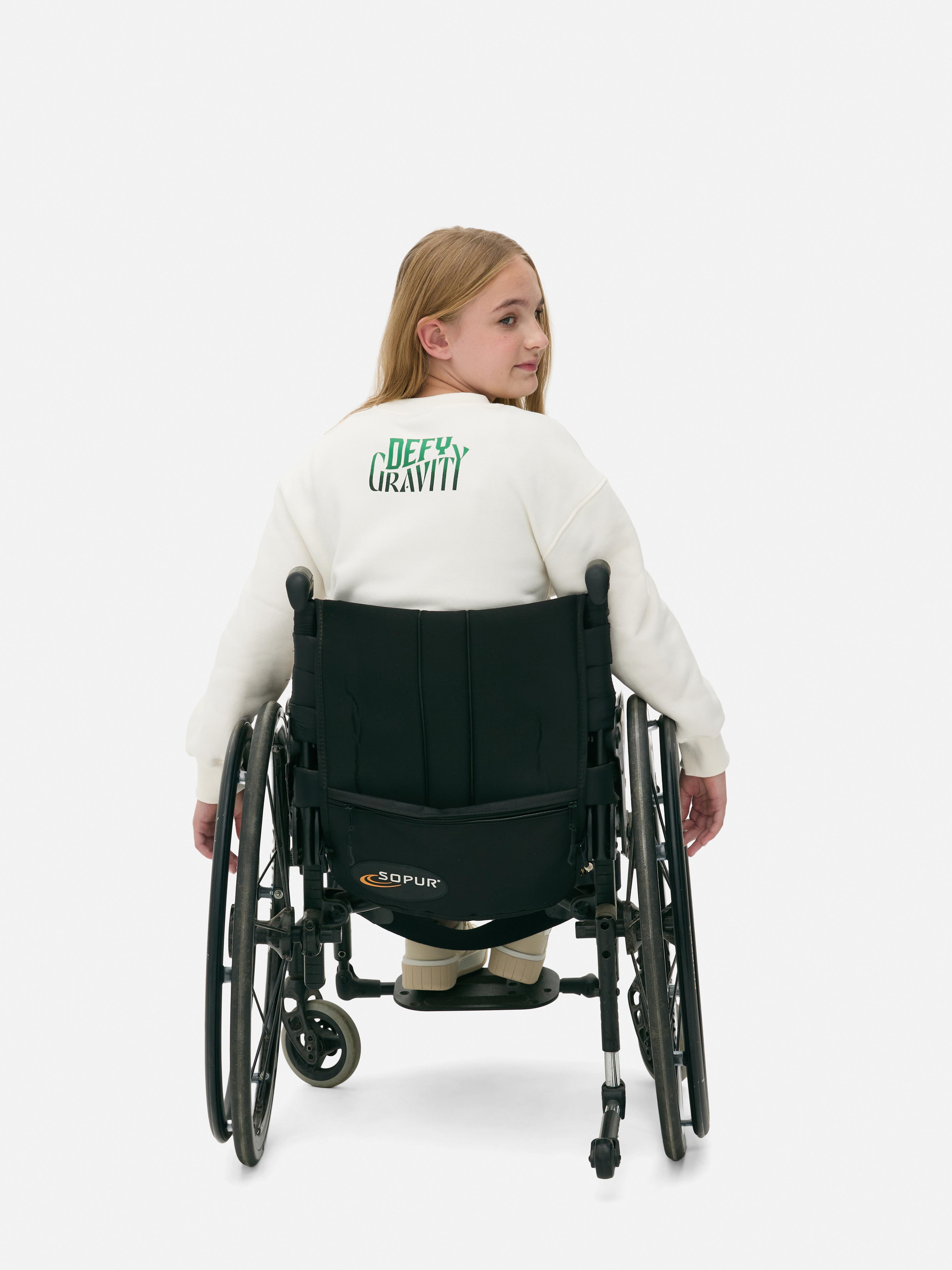 Hanorac Wicked x Primark Defy Gravity Un hanorac scurt cu guler rotund și text Defy Gravity