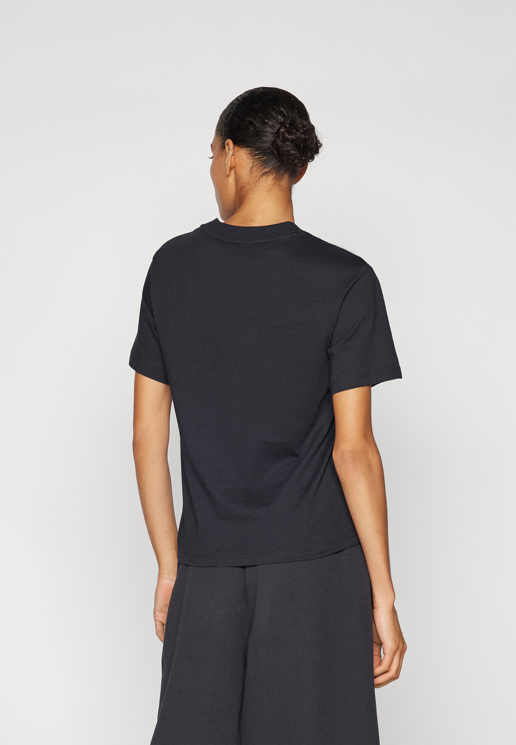 adidas Sportswear ESSENTIALS SMALL LOGO - Basic T-shirt - zwart/wit