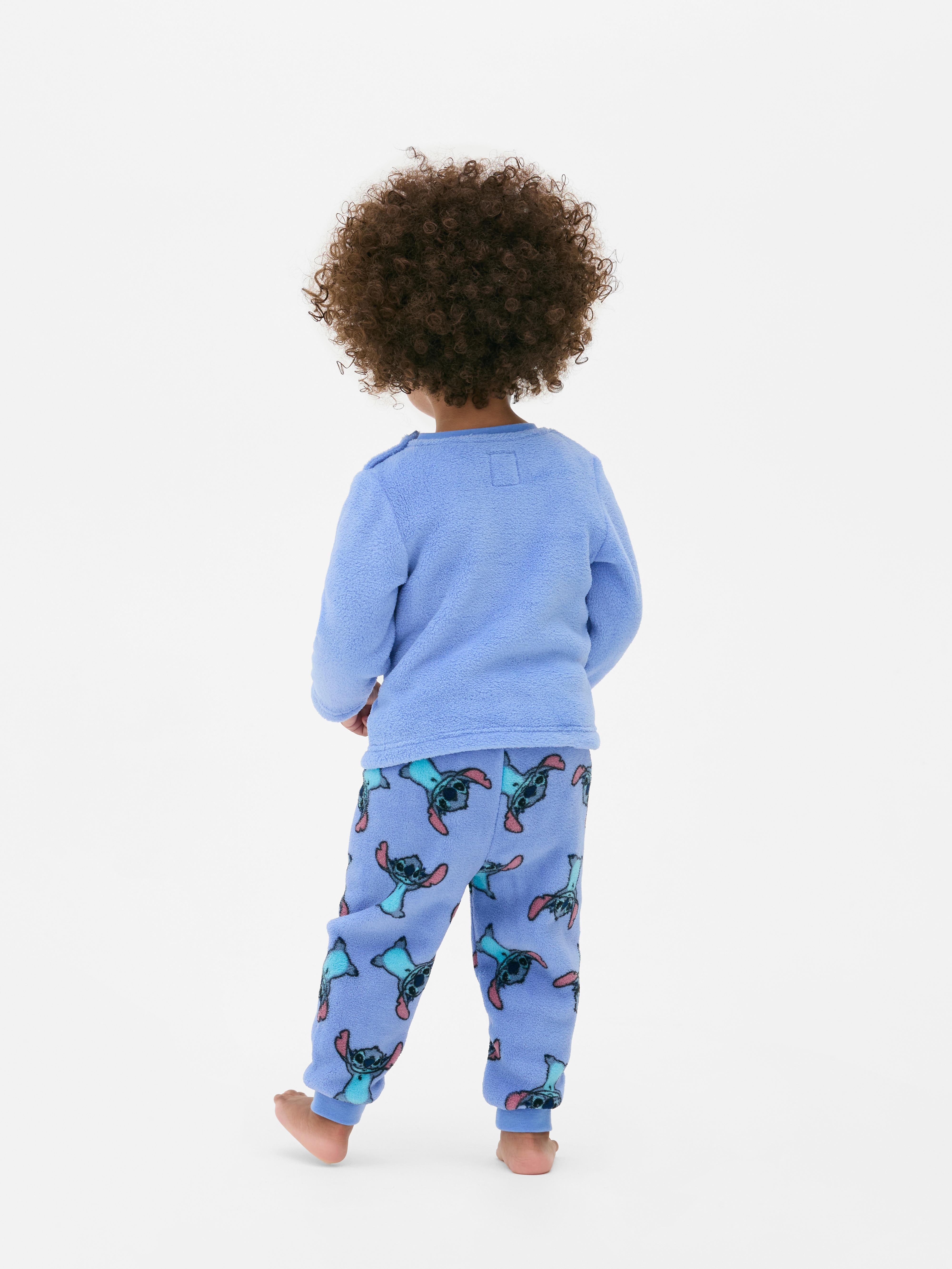 Pijamaua moale cu Stitch de la Disney. În această pijamaua Disney cu pantaloni și un top cu mâneci, micuțul tău se va simți confortabil și drăguț.
