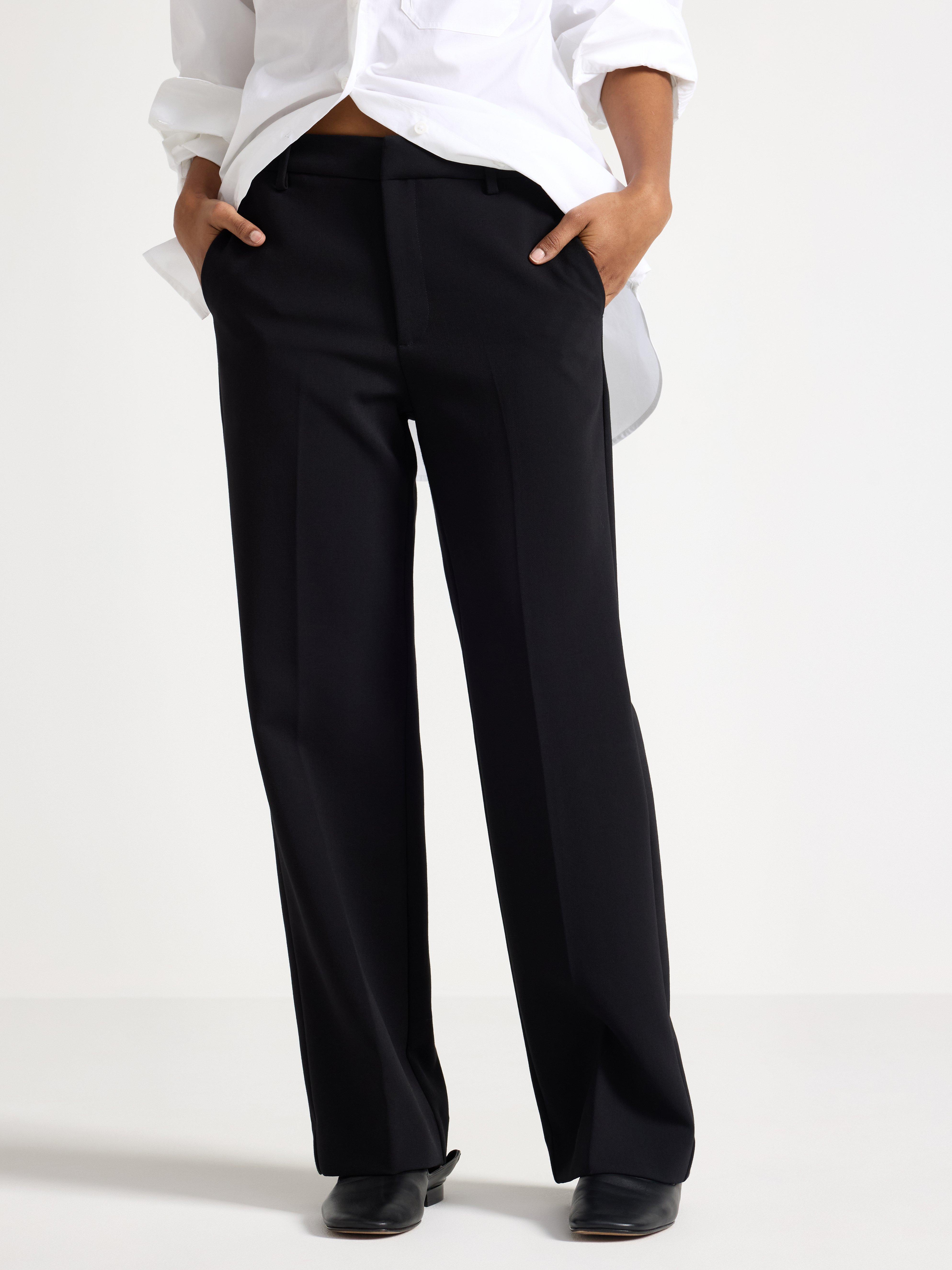 Pantalones rectos NOOR con perneras más cortas, color negro.