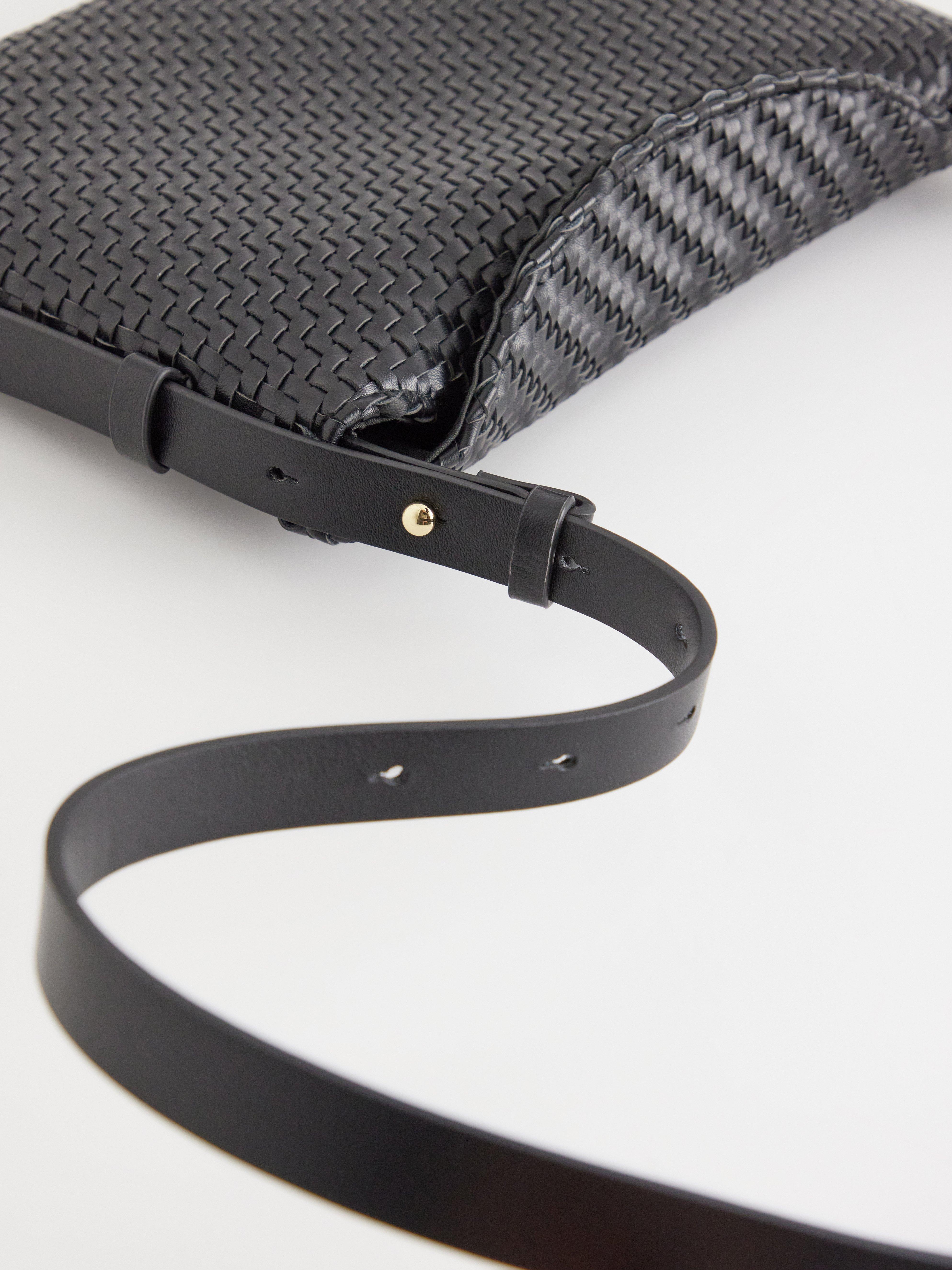 Bolso trenzado de imitación de piel negro.