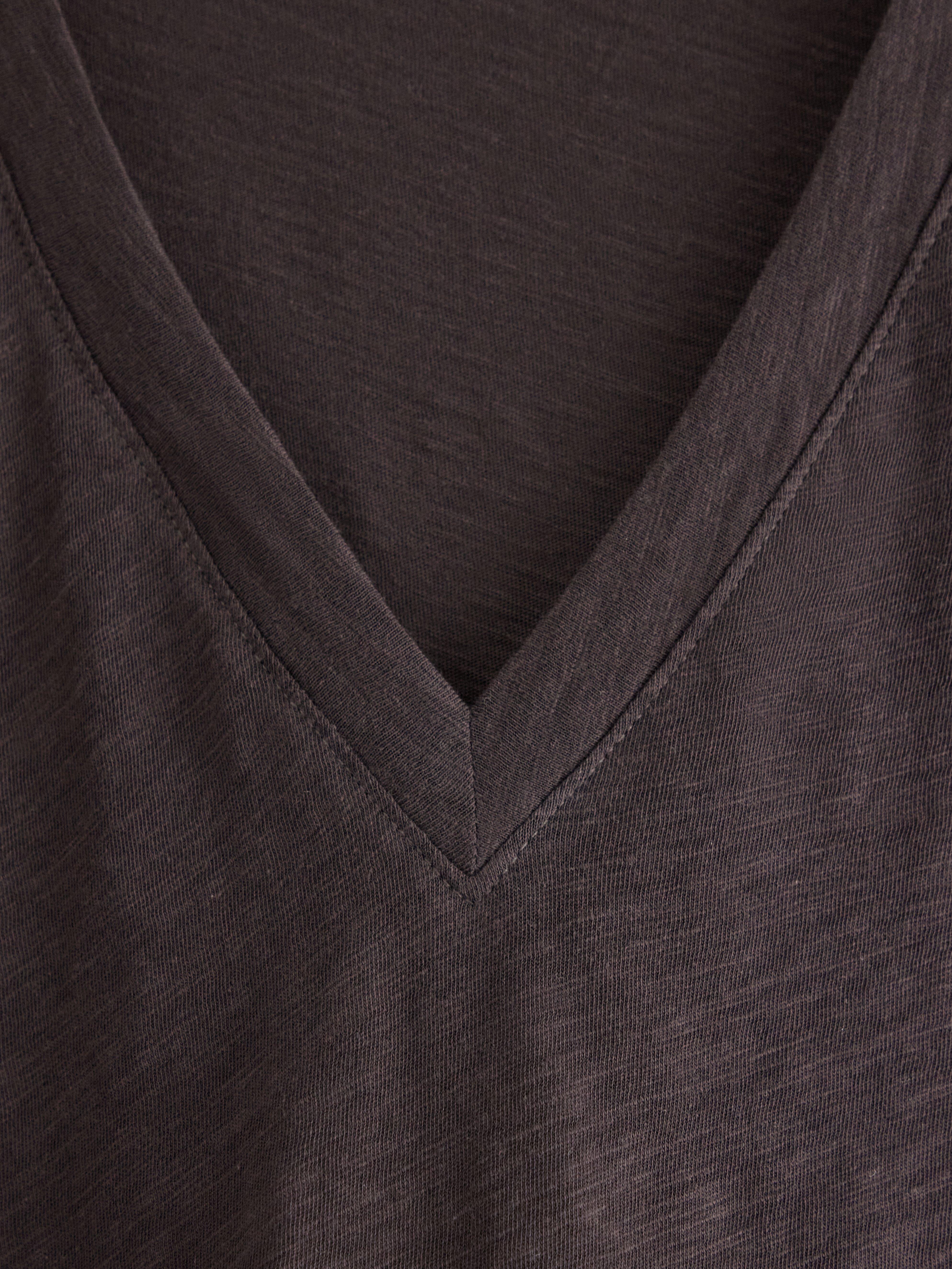 Camiseta mediana con escote en V, color marrón oscuro.