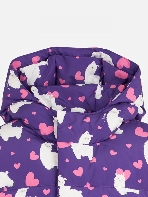 Gewatteerde donsjas voor meisjes met capuchon en print van alpaca en hartjes.
