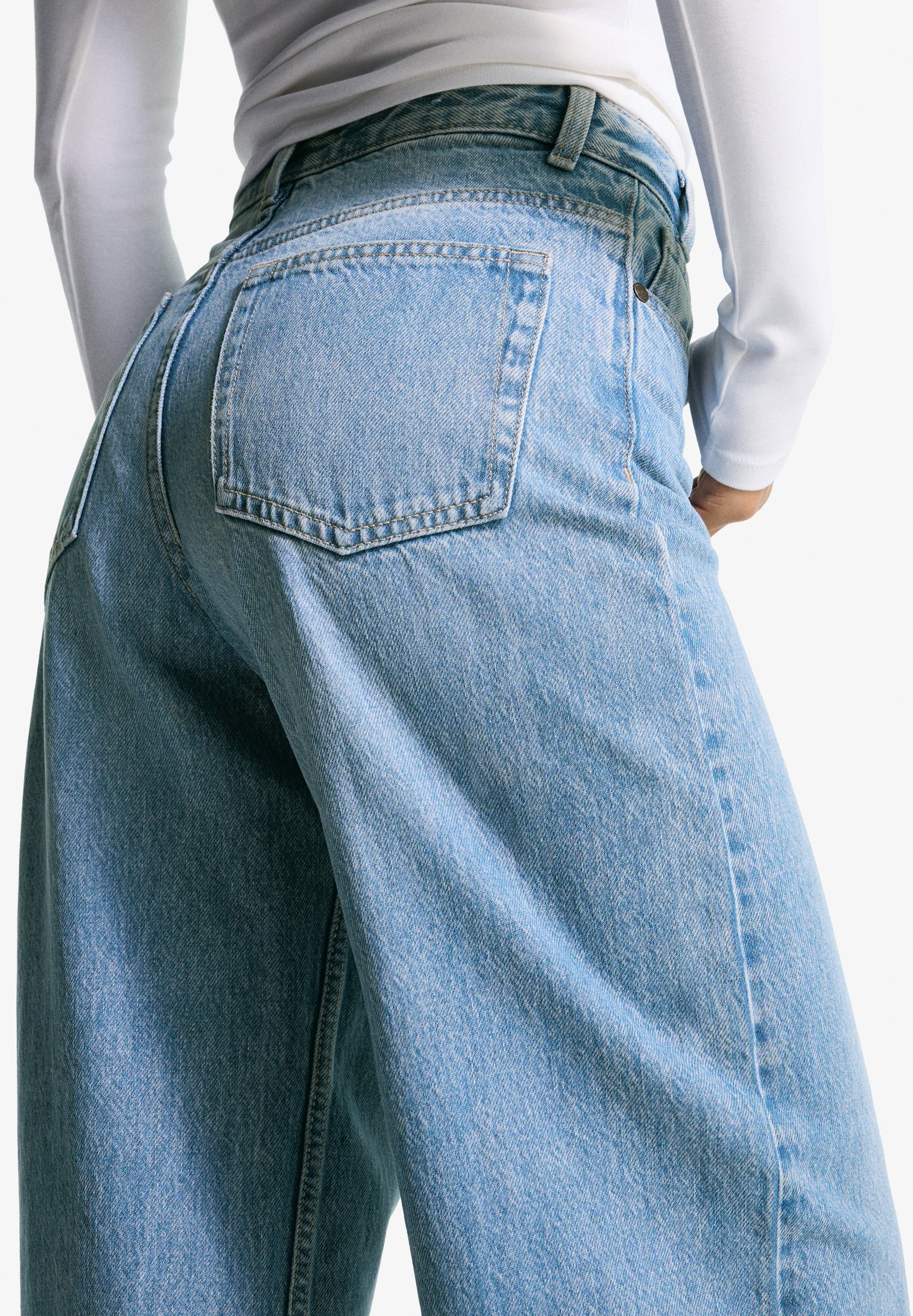 Bershka WIDE - Jeans mit lockerer Passform - hellblauer Denim