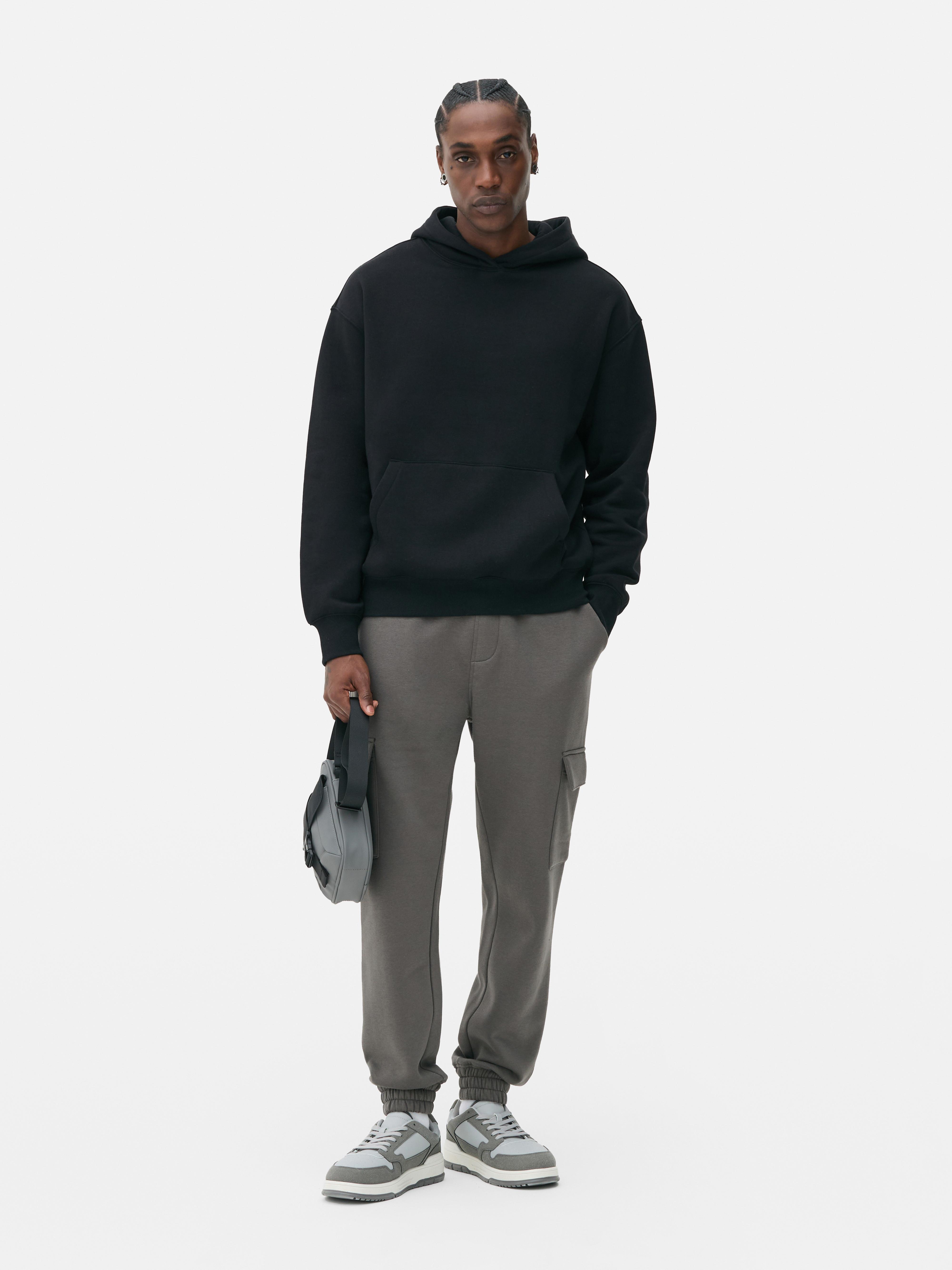 Felpa oversize in jersey. Felpa ampia e oversize con maniche lunghe e grande tasca a marsupio.