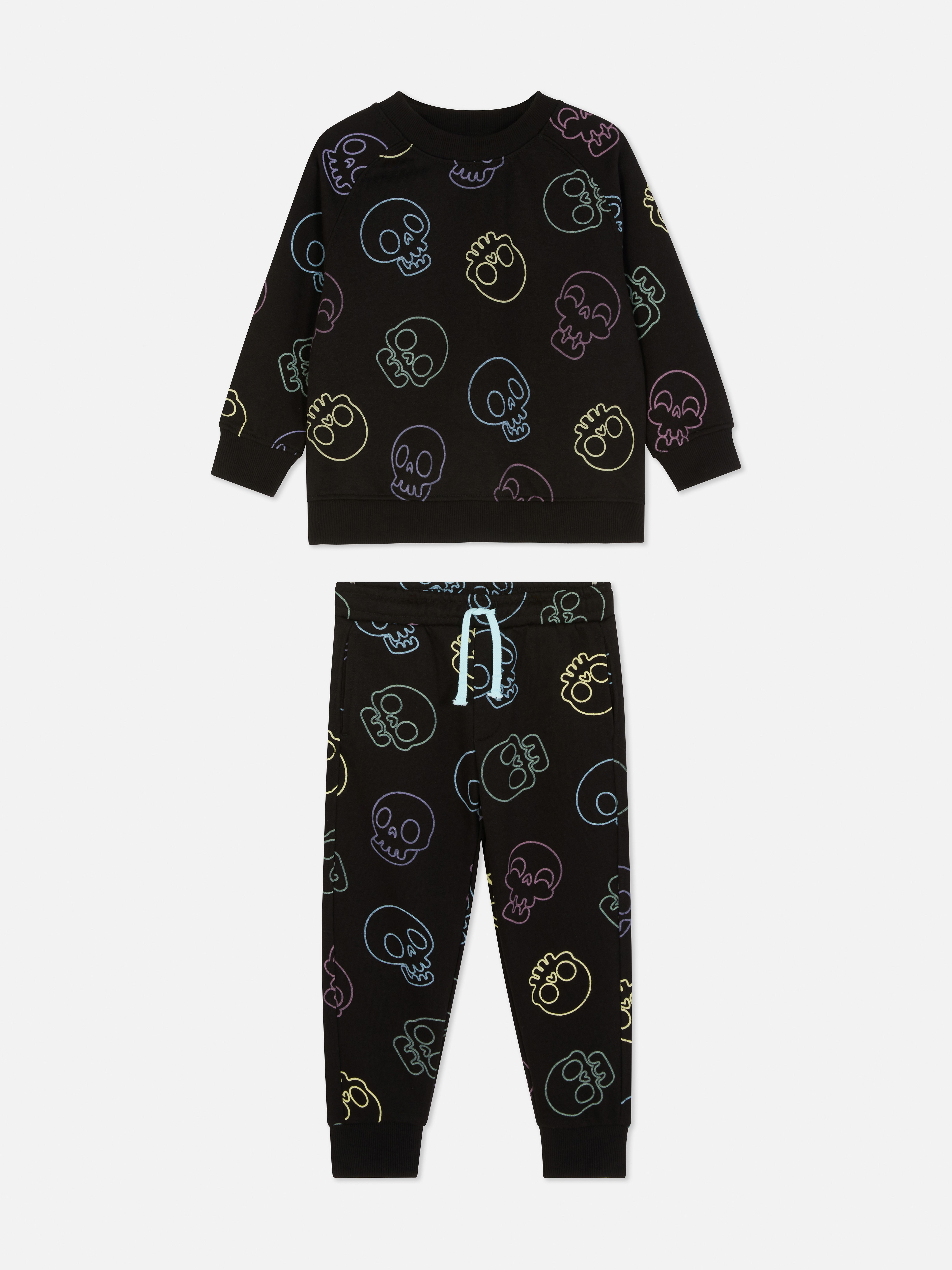 Set aus bedrucktem Sweatshirt und Jogginghose. Ein aufeinander abgestimmtes Outfit bestehend aus einem Sweatshirt und einer Jogginghose mit Kordelzug.