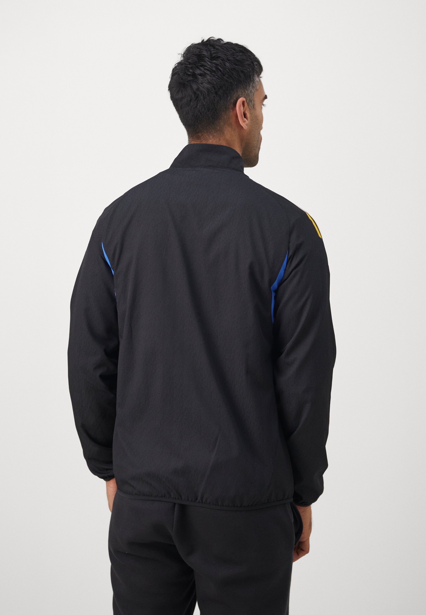 Veste de présentation européenne adidas Performance Manchester United 25/26 - Tenue du club - Noir/Bleu haute résolution/Jaune tribal