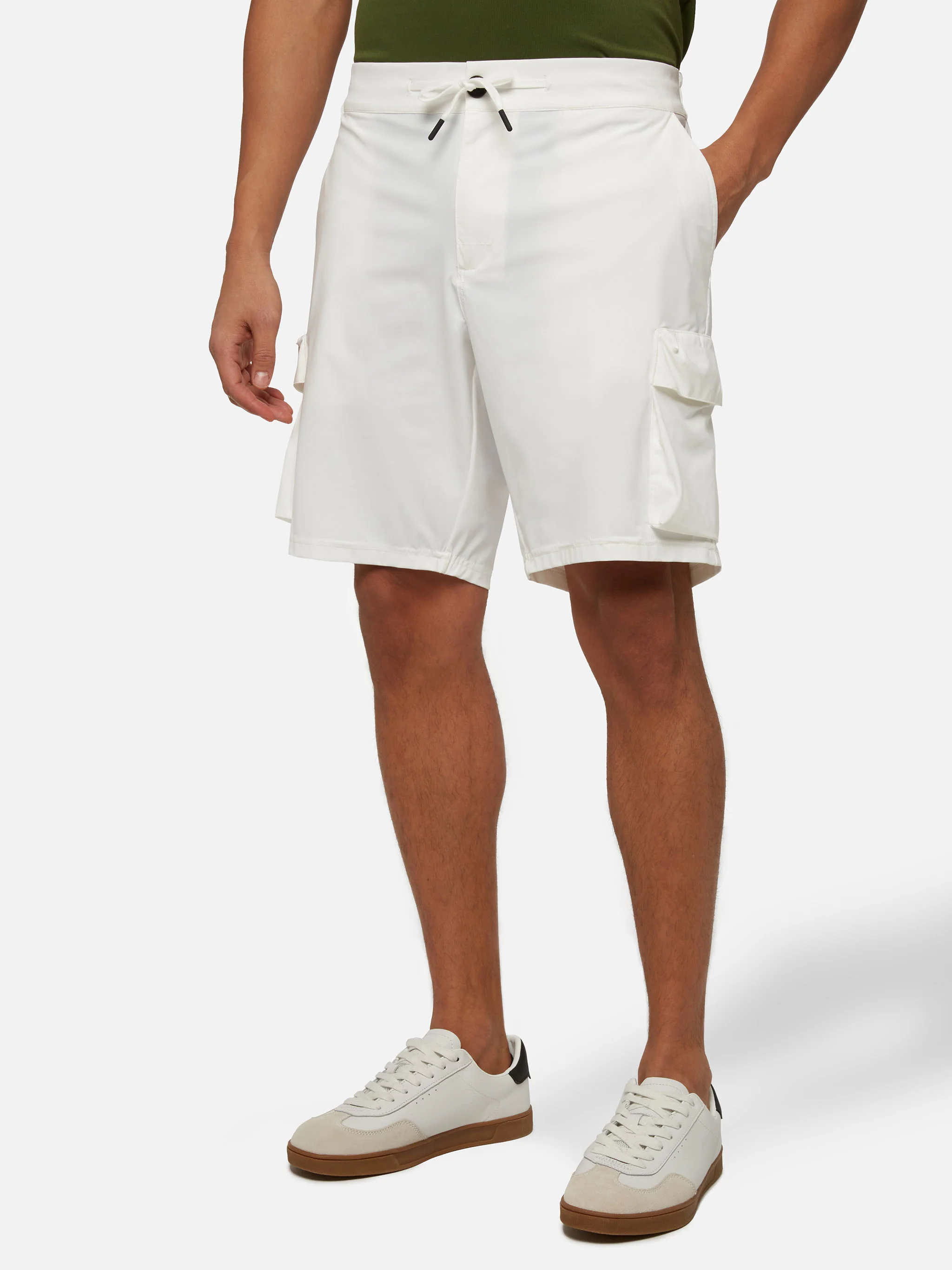 Bermudashorts van gebroken wit technisch materiaal.