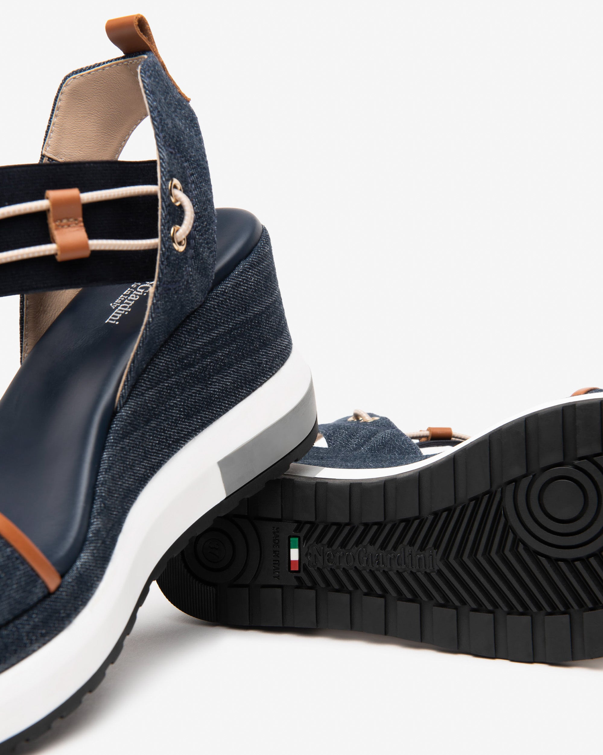  Damen-Sandalen aus Stoff und Leder