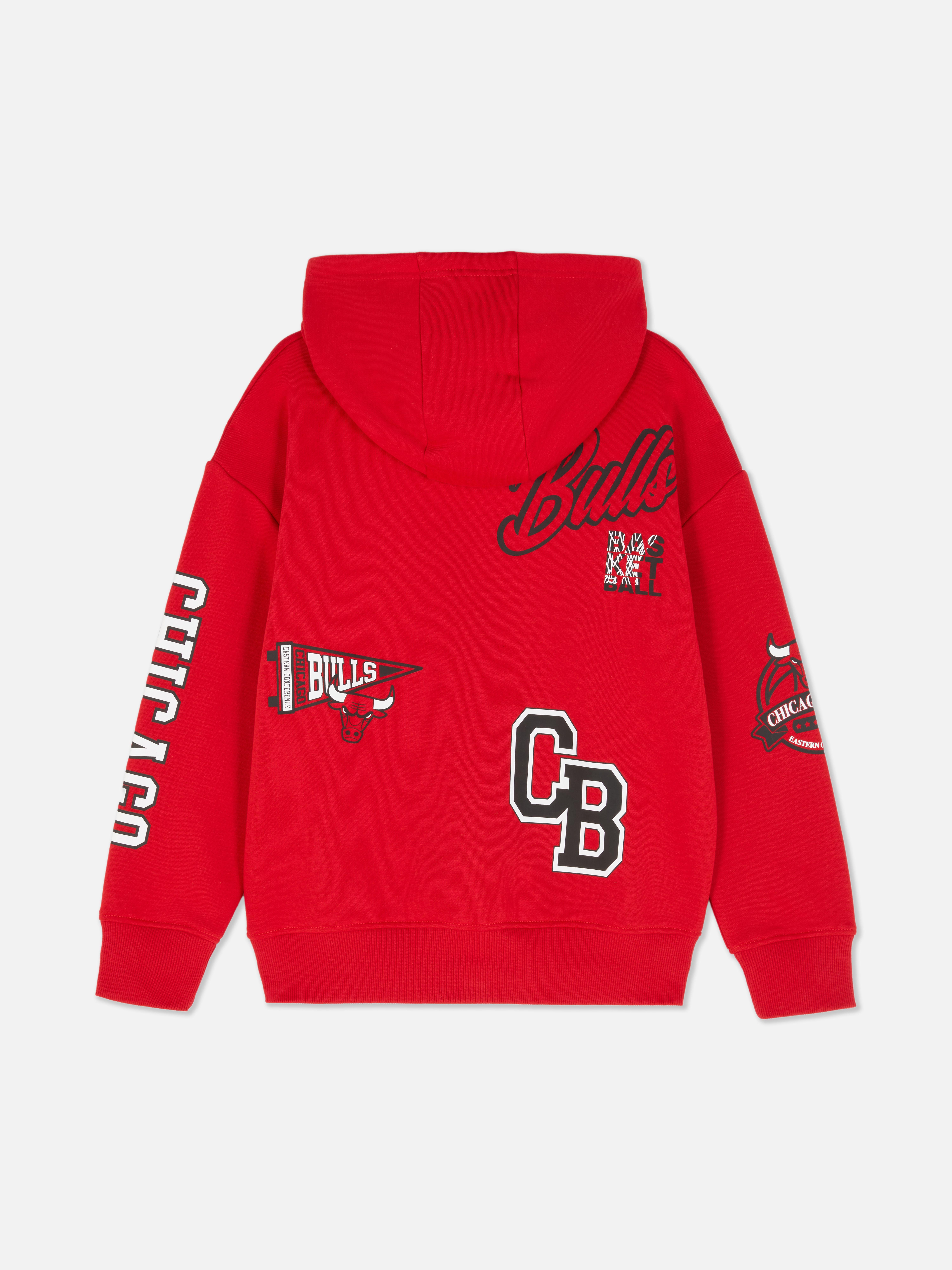 Hanorac cu imprimeu NBA Chicago Bulls. Un hanorac sport cu manșete striate, buzunar tip cangur și imprimeu NBA Chicago Bulls.