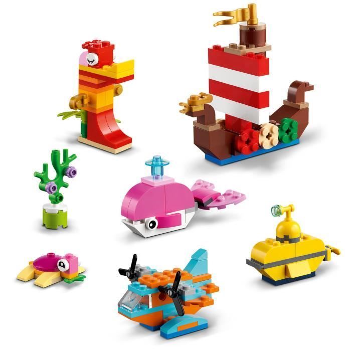 LEGO® 11018 Klassisches Kreativspiel im Ozean, Bausteinbox, 6 Miniaturmodelle eines Bootes, eines U-Boots und eines Wals