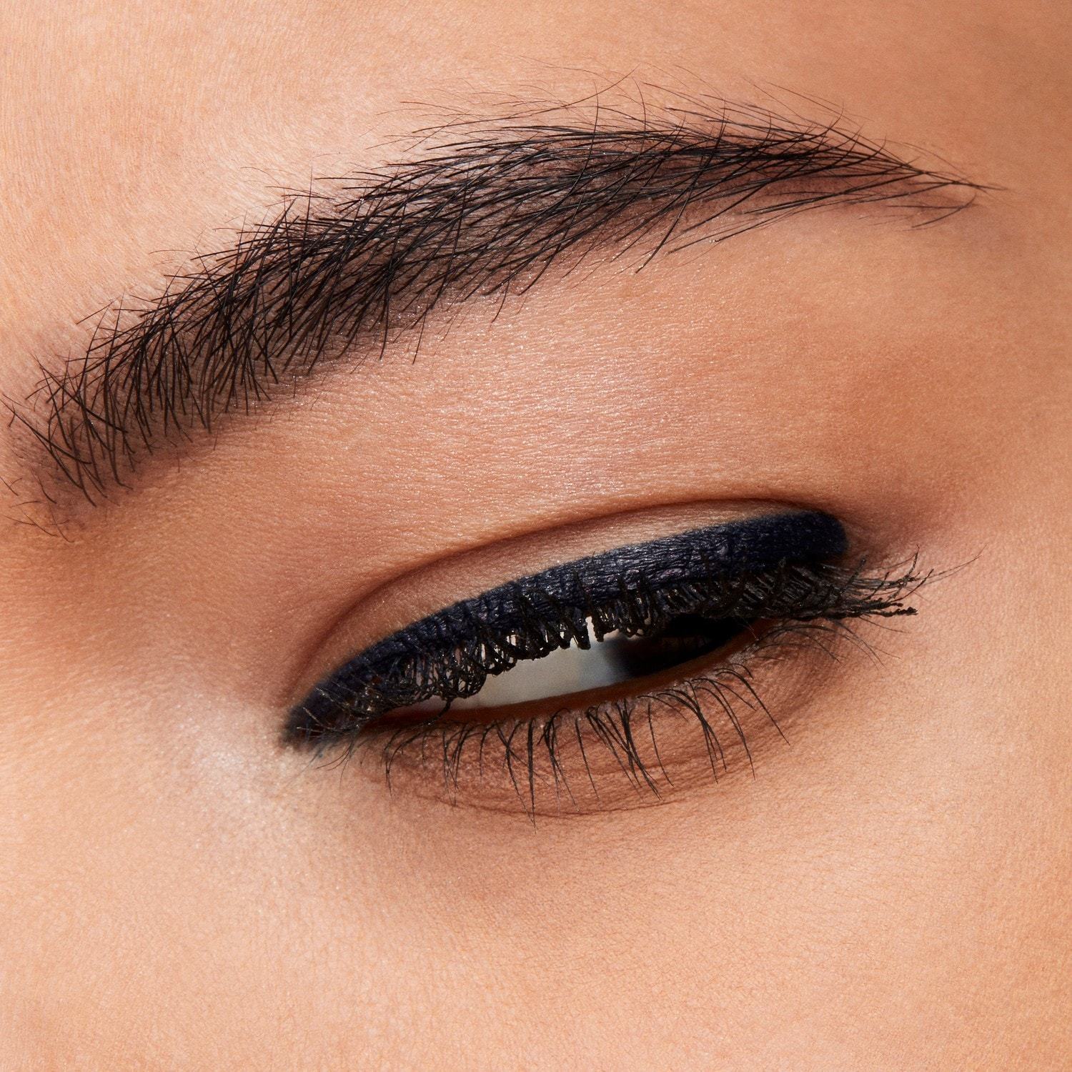 MAC akių pieštuko spalvos „Excess Gen“ akių kontūro pieštukas – 0,35 g