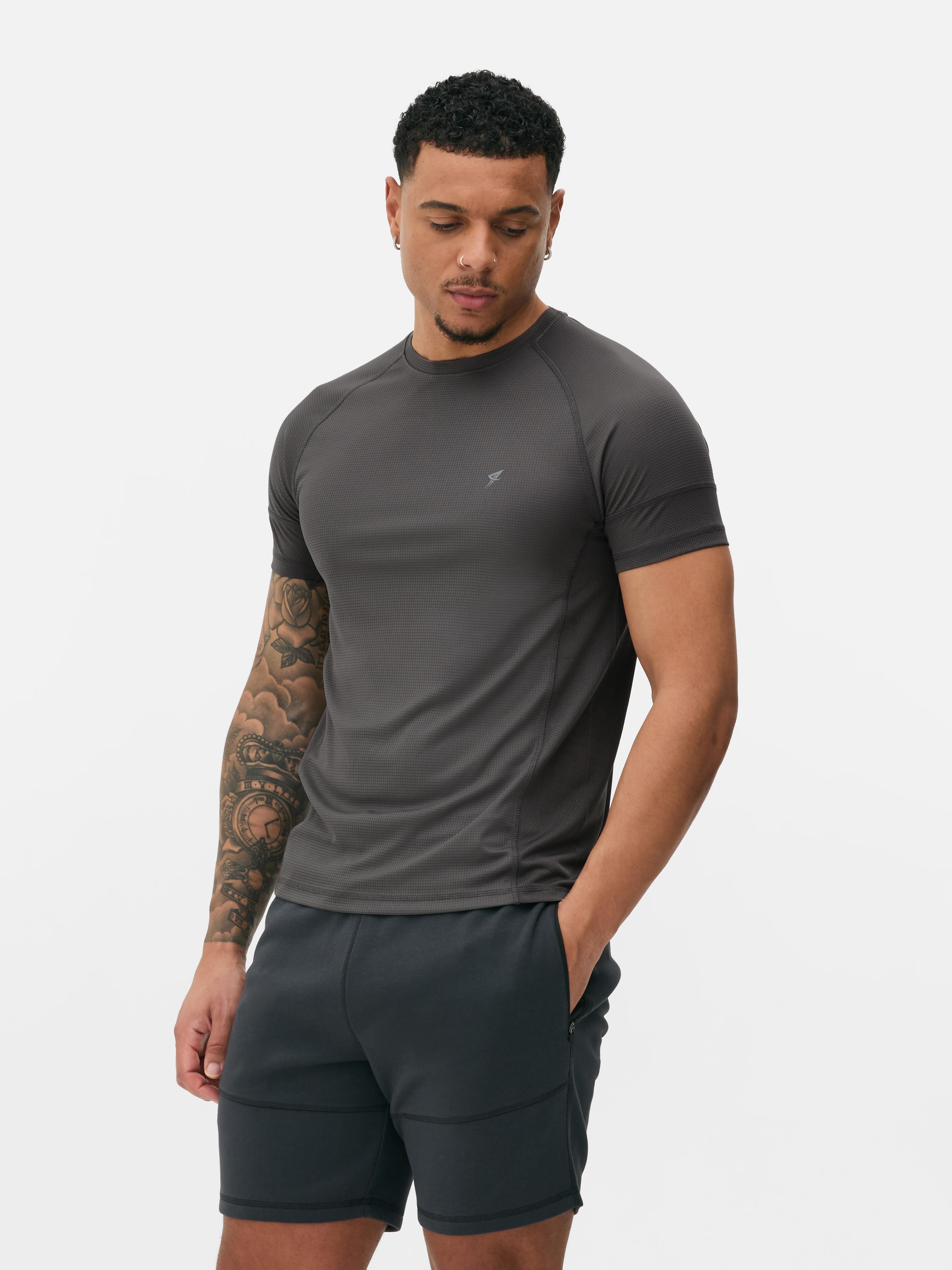 T-shirt de sport à manches courtes. Complétez votre collection de vêtements de sport avec ce t-shirt à col rond, manches courtes et logo réfléchissant.