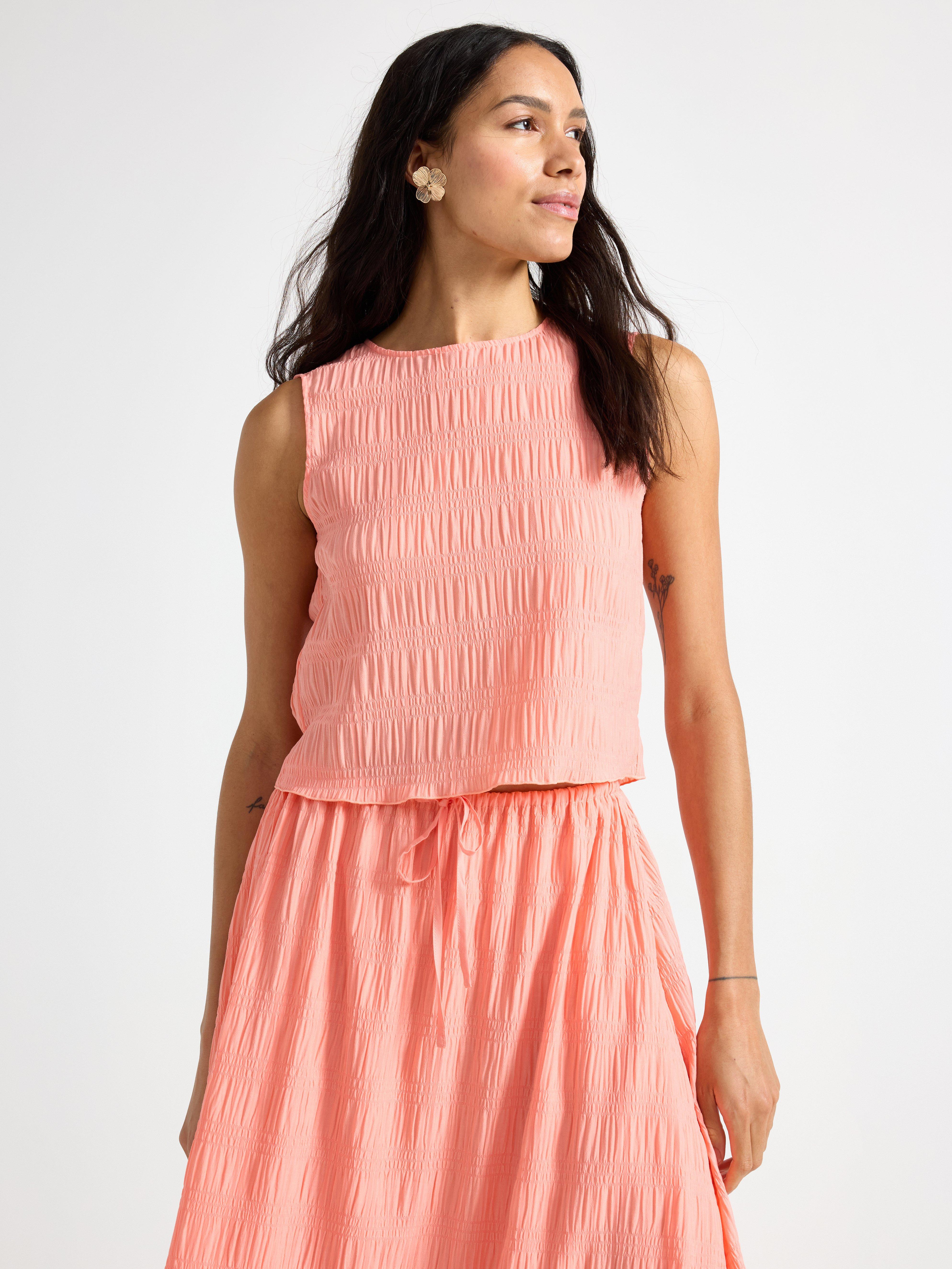 Top sin mangas color coral claro