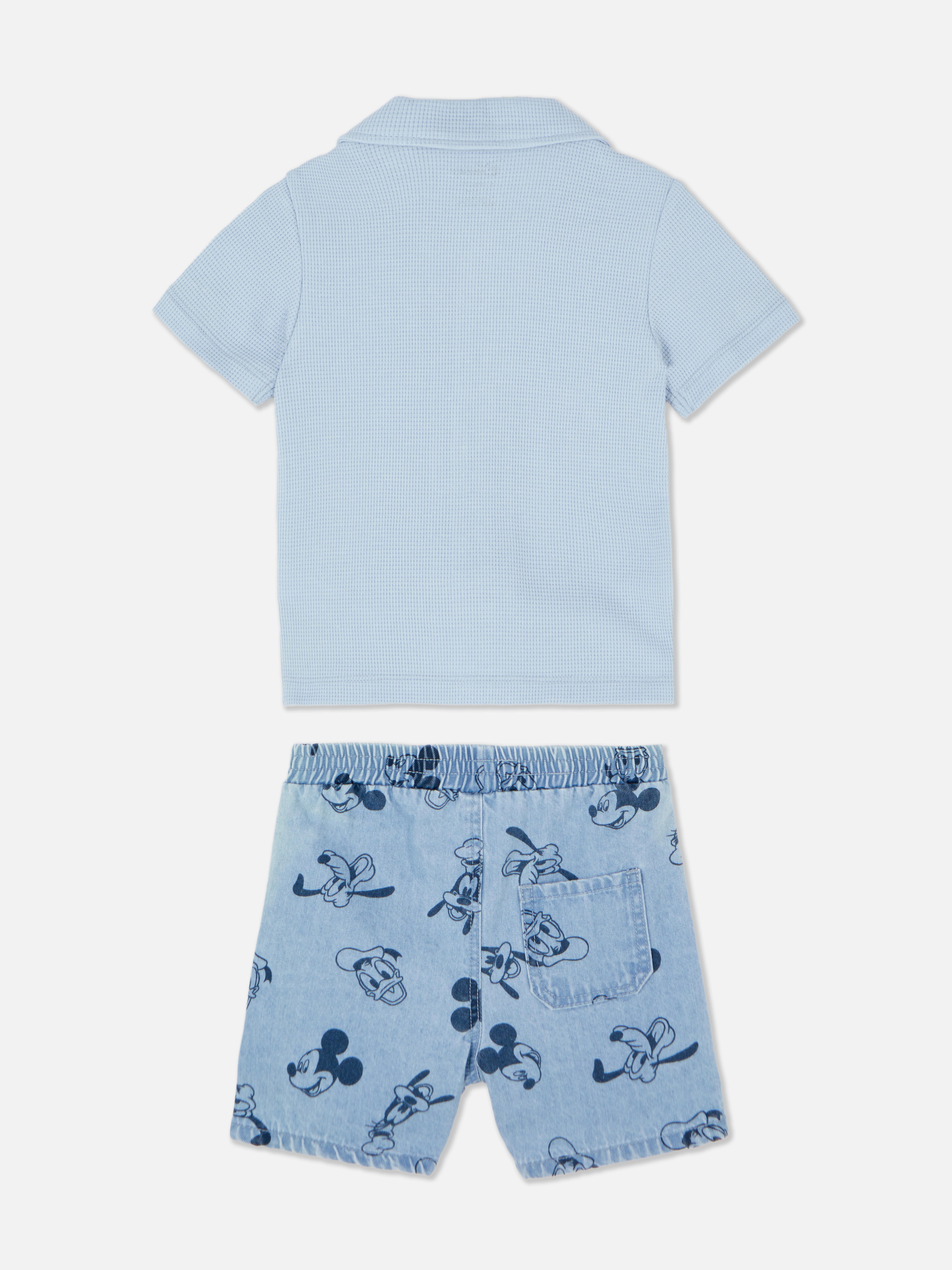 Tricou polo și pantaloni scurți din denim Disney Mickey Mouse și prietenii O ținută Disney cu un tricou polo cu nasturi și pantaloni scurți din denim