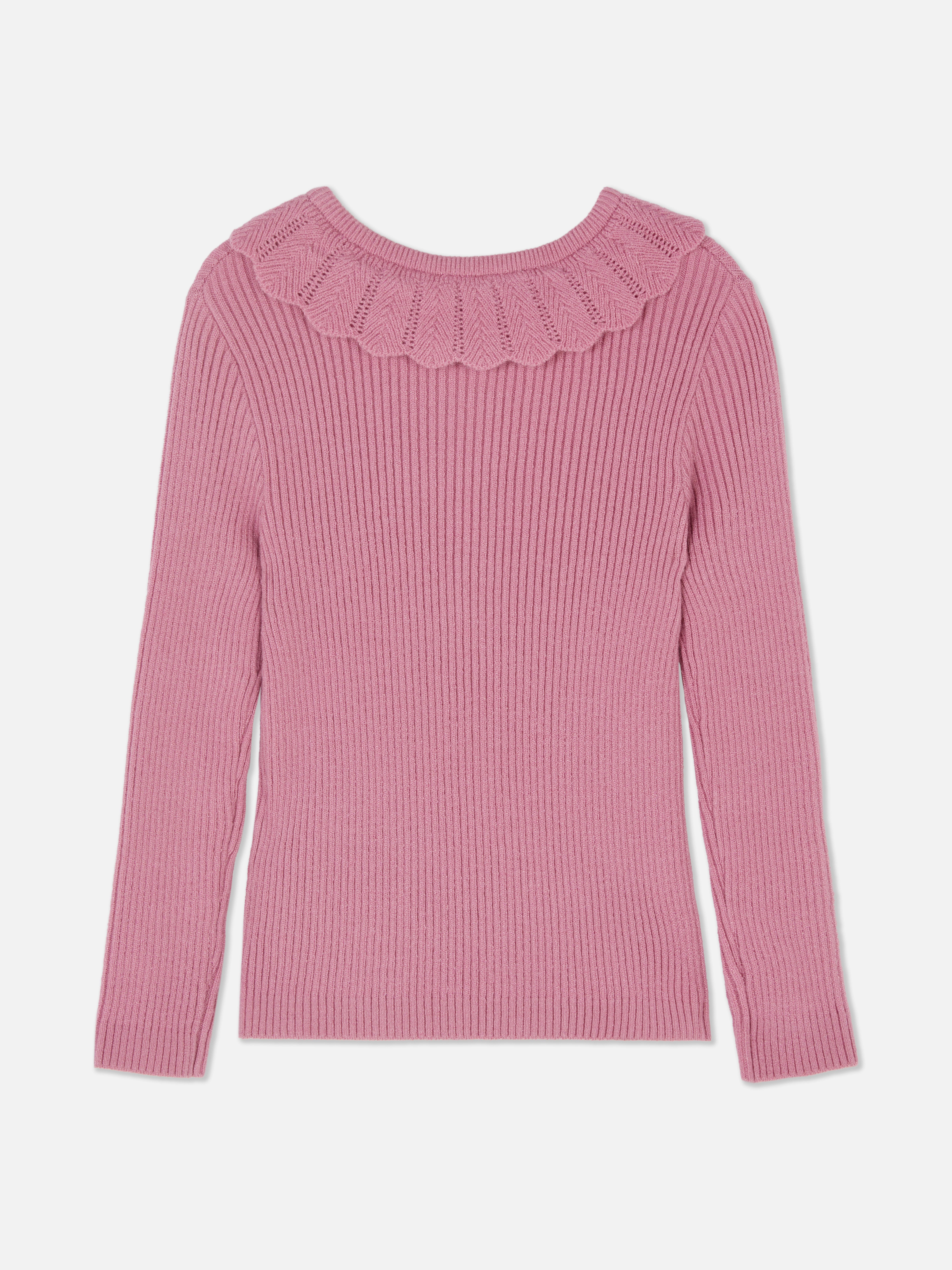 Long-sleeved T-shirt with ruffled collar. This T-shirt has a collar, long sleeves, and a ribbed look.