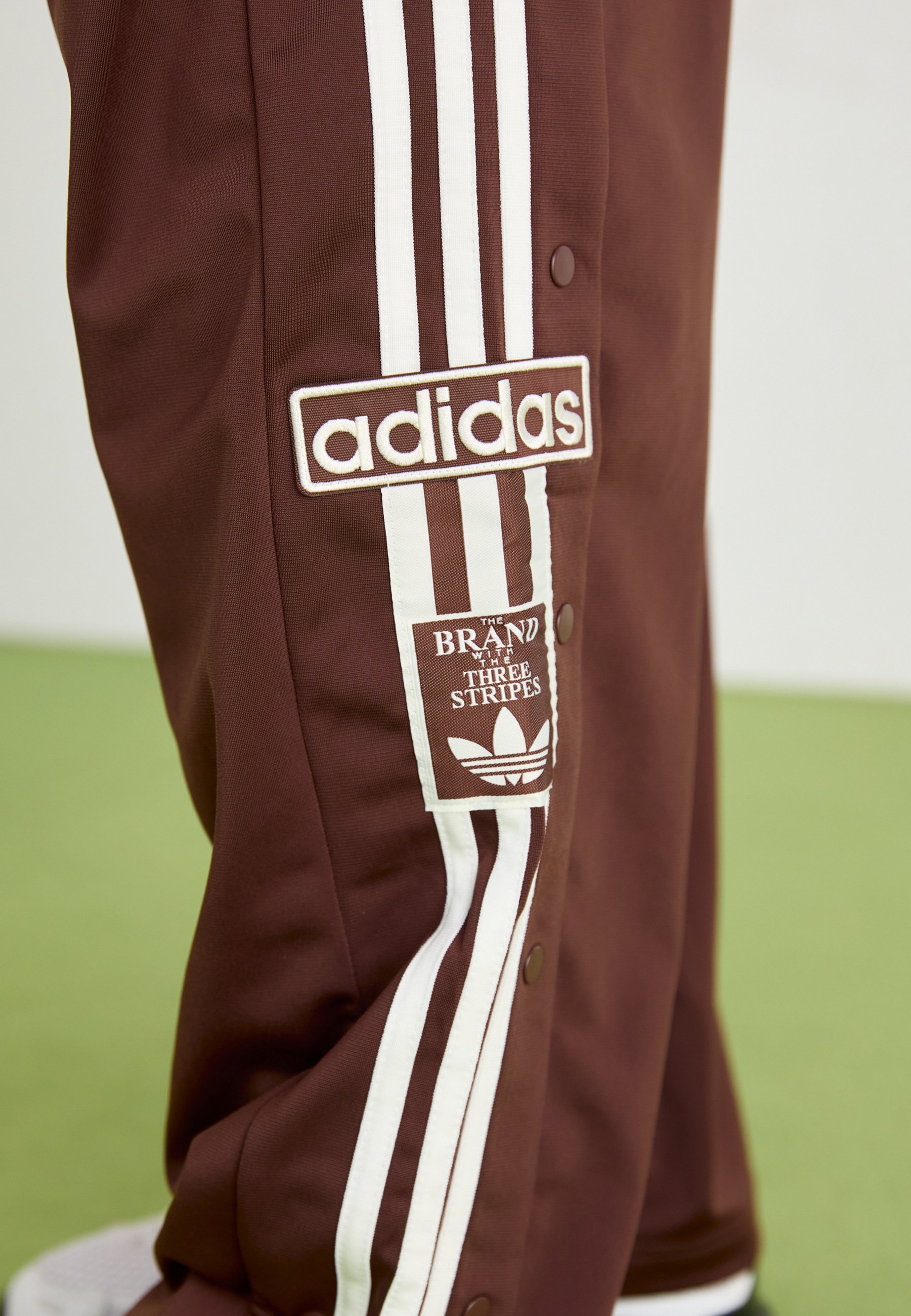 adidas Originals ADIBREAK - Trainingsbroek - kastanjebruin/gebroken wit