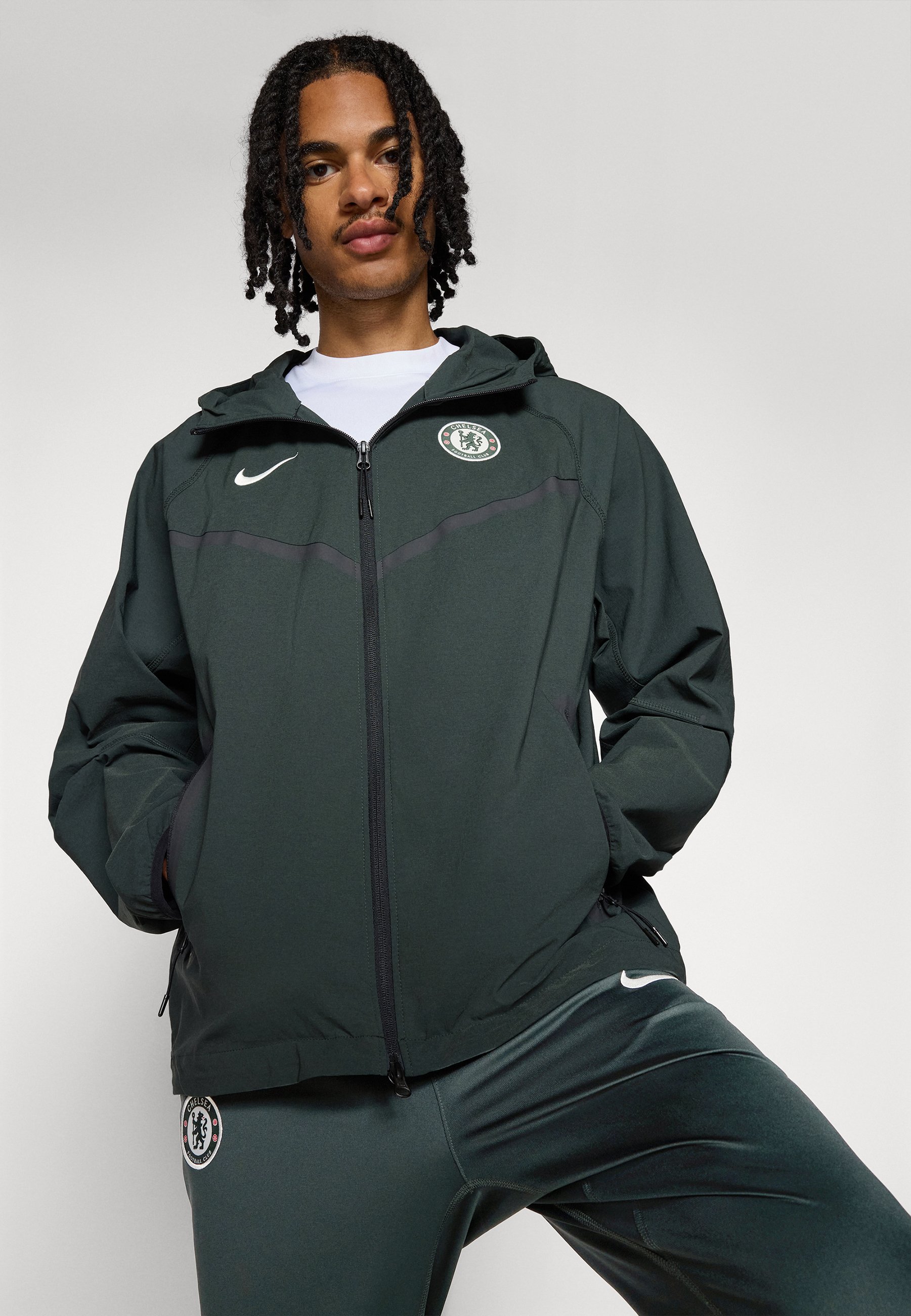 Nike Performance CHELSEA FC TECH WINDRUNNER - Clubkleding - outdoor groen/wit