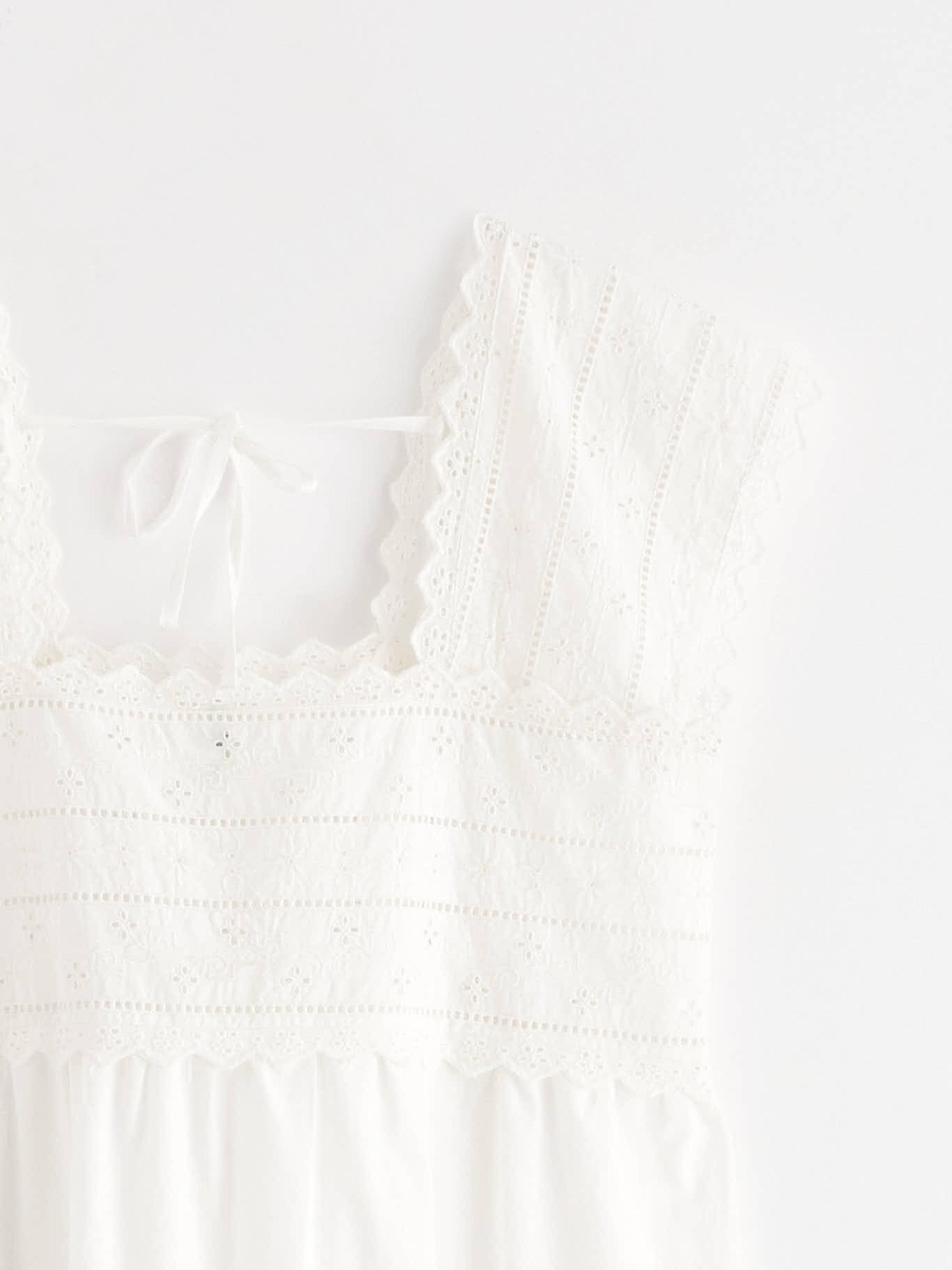 Camisola de dormir com bordado inglês branco