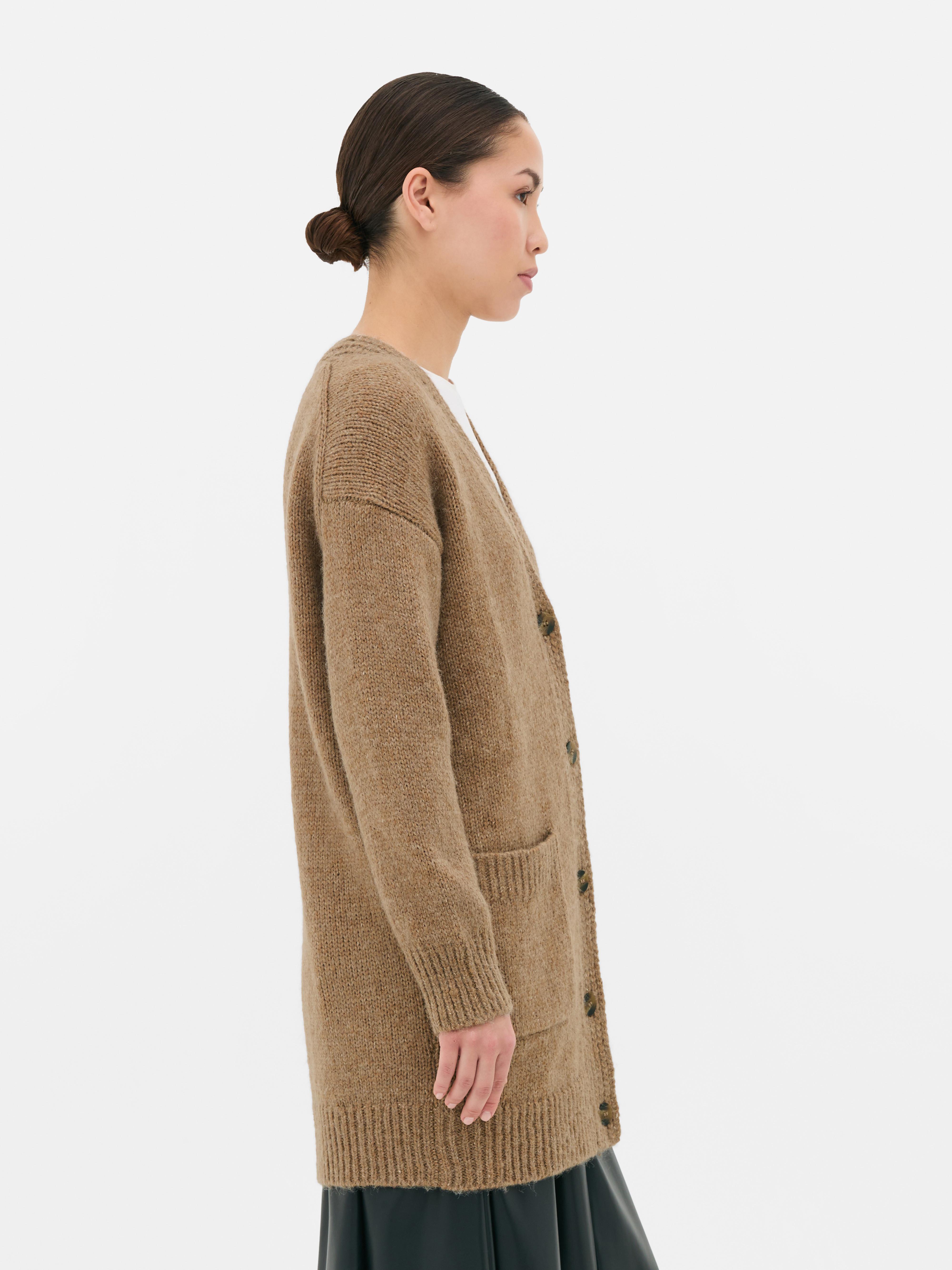 Gilet long oversize en maille. Ce gilet long à la coupe oversize présente un col en V et des poches plaquées.