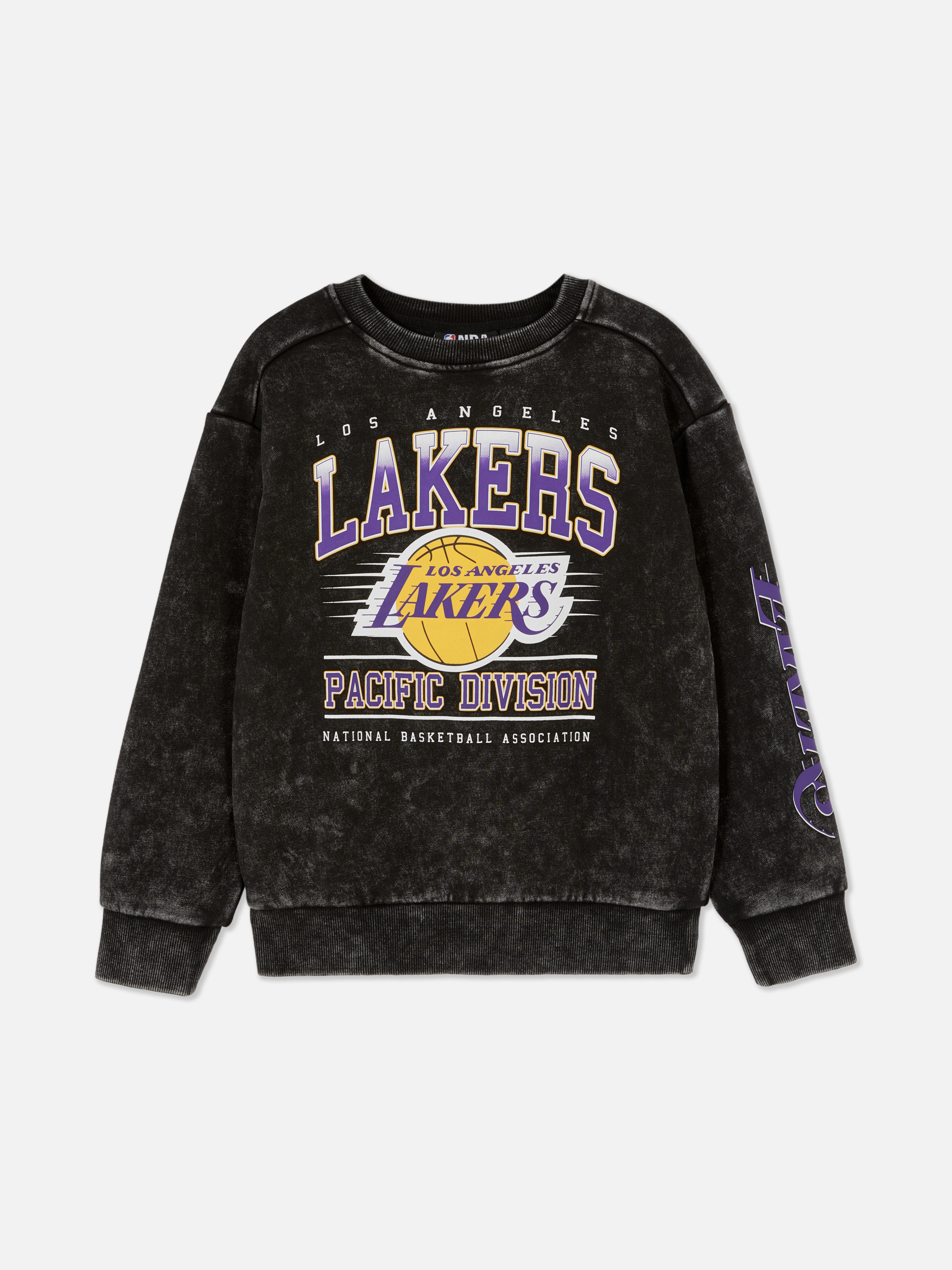 NBA Los Angeles Lakers pulóver savas mosással. Egy csapatpulóver ejtett vállal, Los Angeles Lakers emblémákkal és savas mosás hatású megjelenéssel.