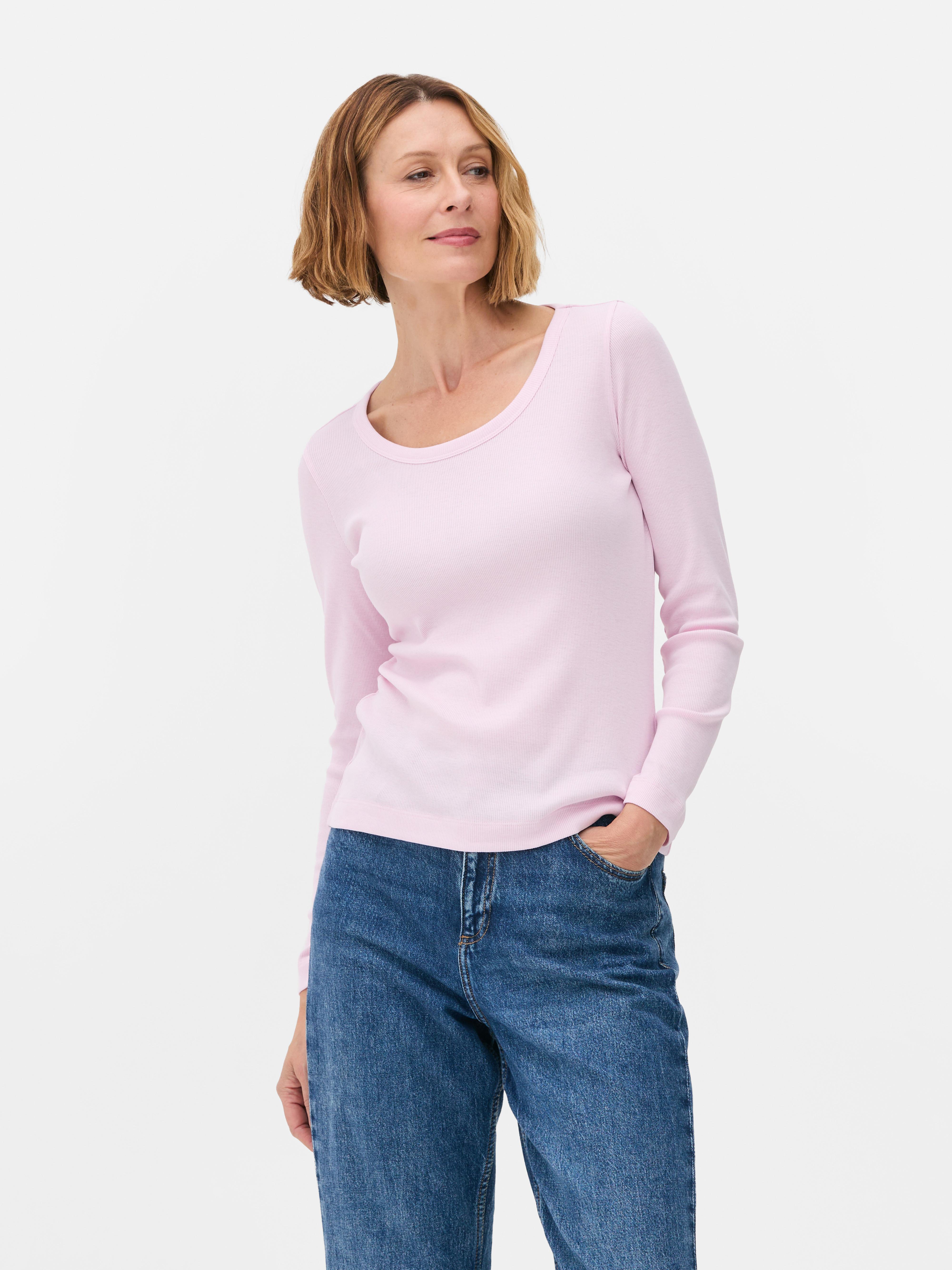 Top cu mânecă lungă și decolteu în U. Acest tricou clasic casual cu mânecă lungă poate fi purtat ca un strat sau individual.