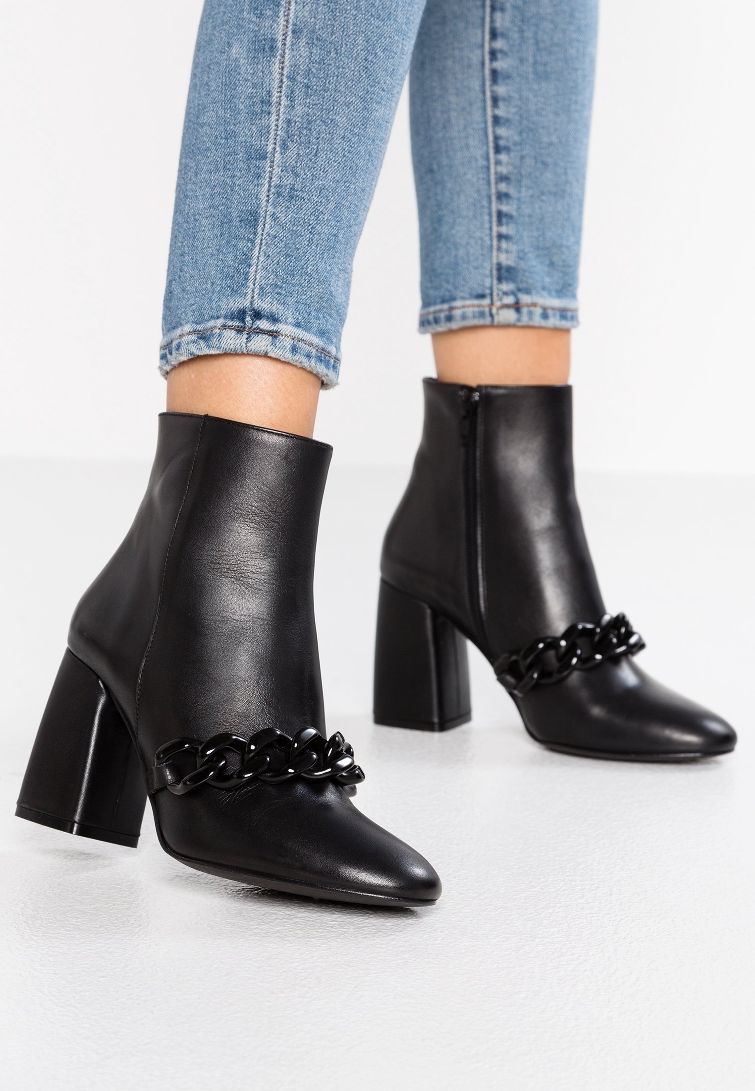 Botas de cano curto Zign - pretas