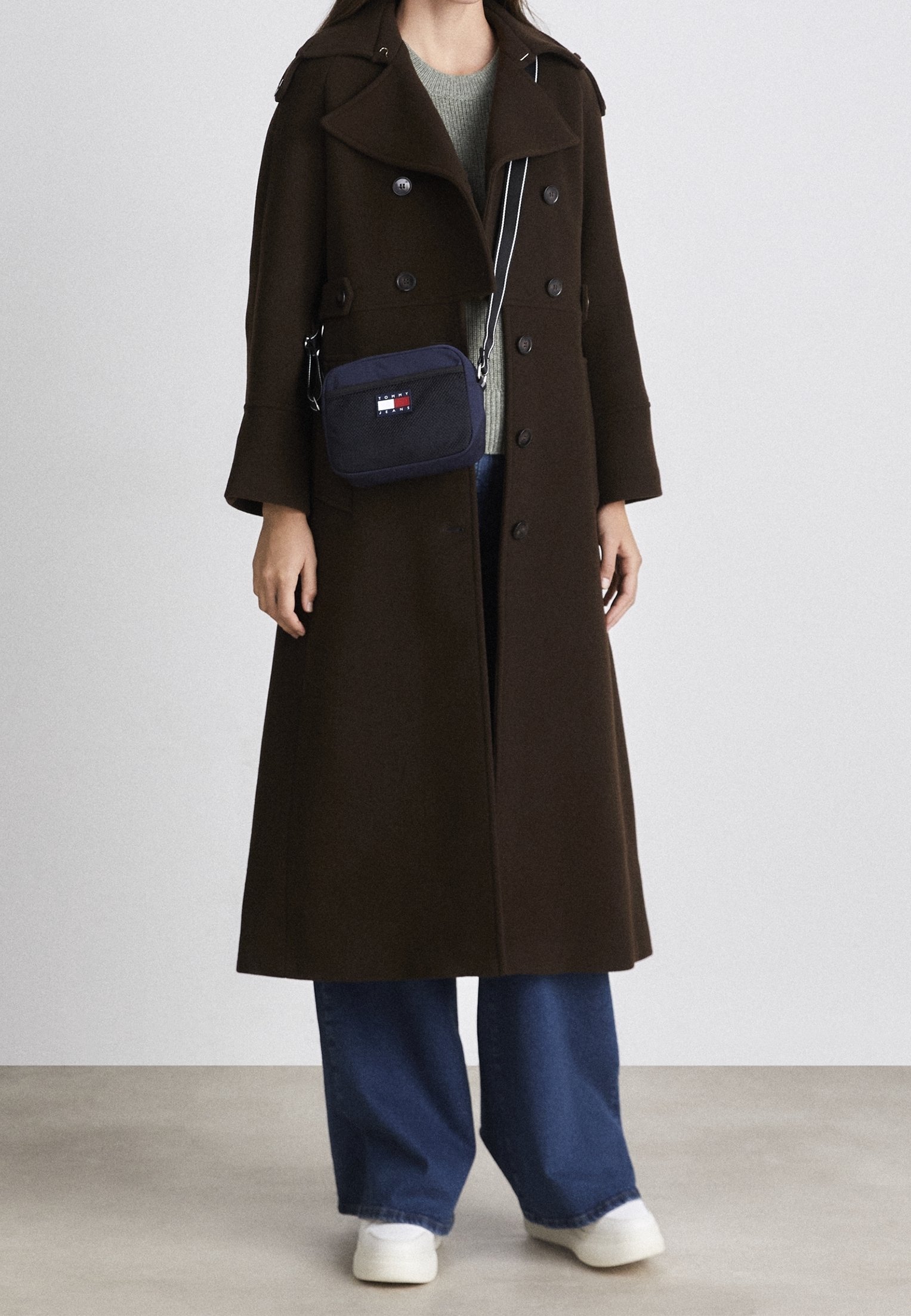 Tommy Jeans keresztpántos táska - sötétkék
