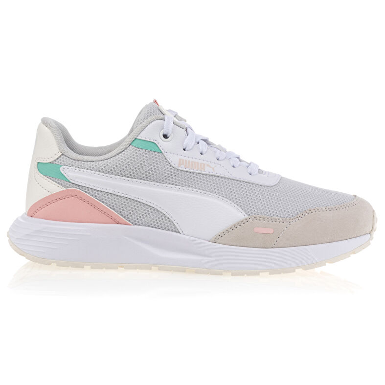 Zapatillas deportivas para mujer color beige.