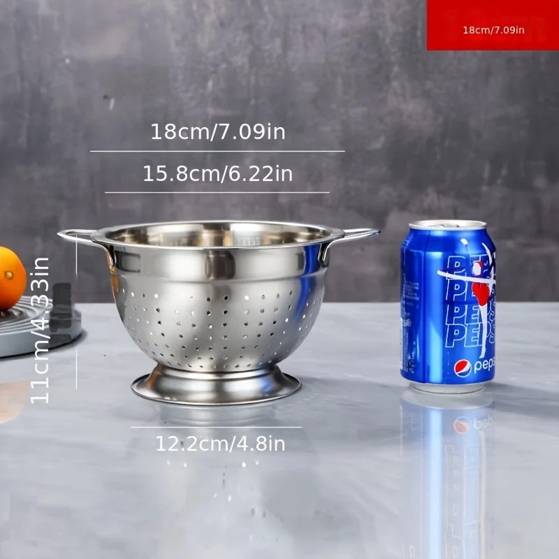 Un égouttoir multifonctionnel en acier inoxydable, idéal pour laver les fruits et légumes, est un accessoire indispensable dans une cuisine.