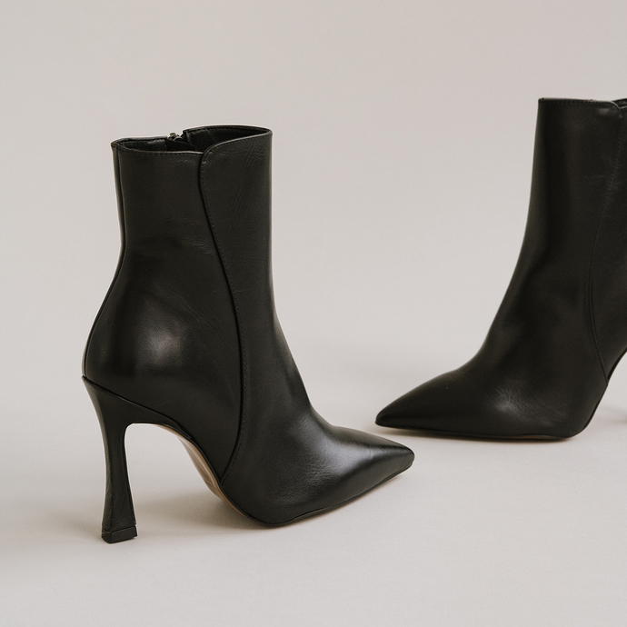 Boots à talons hauts et coutures apparen...  en cuir noir