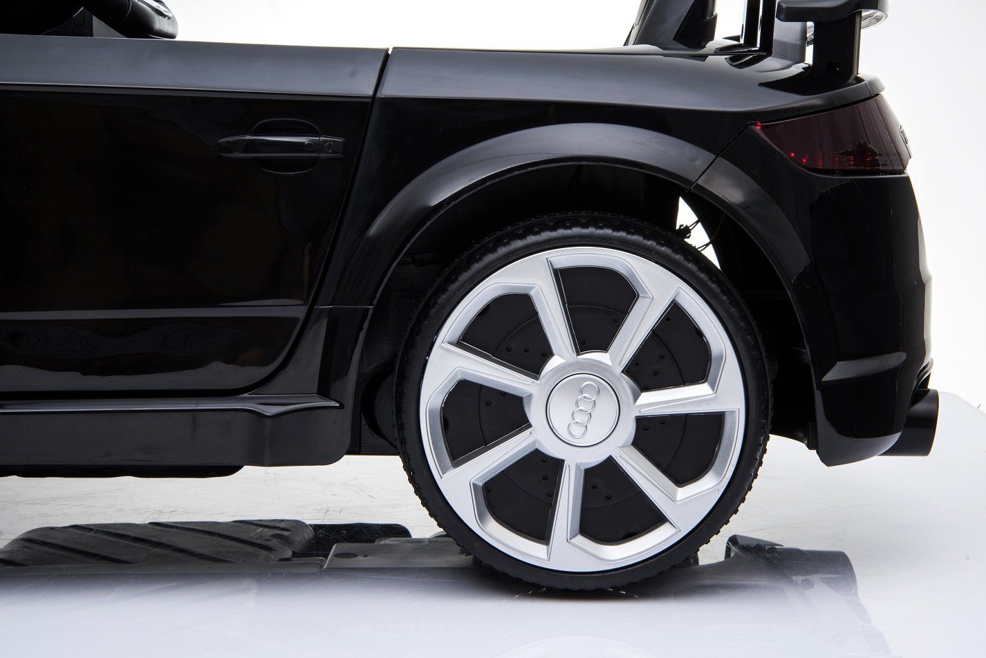 Elektrische kinderauto Audi TT RS Cabrio met afstandsbediening, USB en MP3, 2x30W, laadvermogen 35 kg