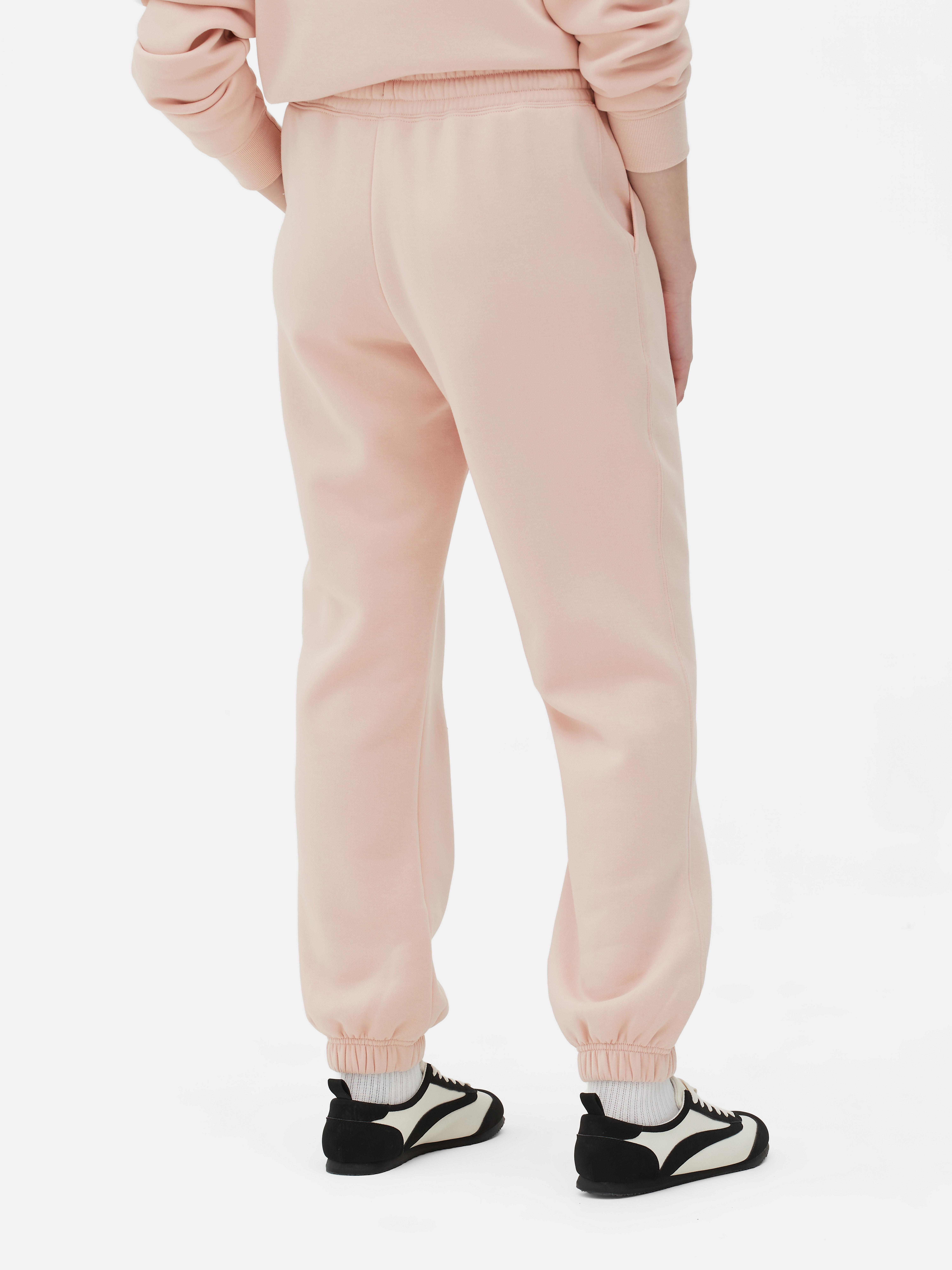Pantaloni de jogging simpli cu croială regulată. Acești pantaloni de jogging cu manșete până la gleznă sunt indispensabili în garderoba ta casual.
