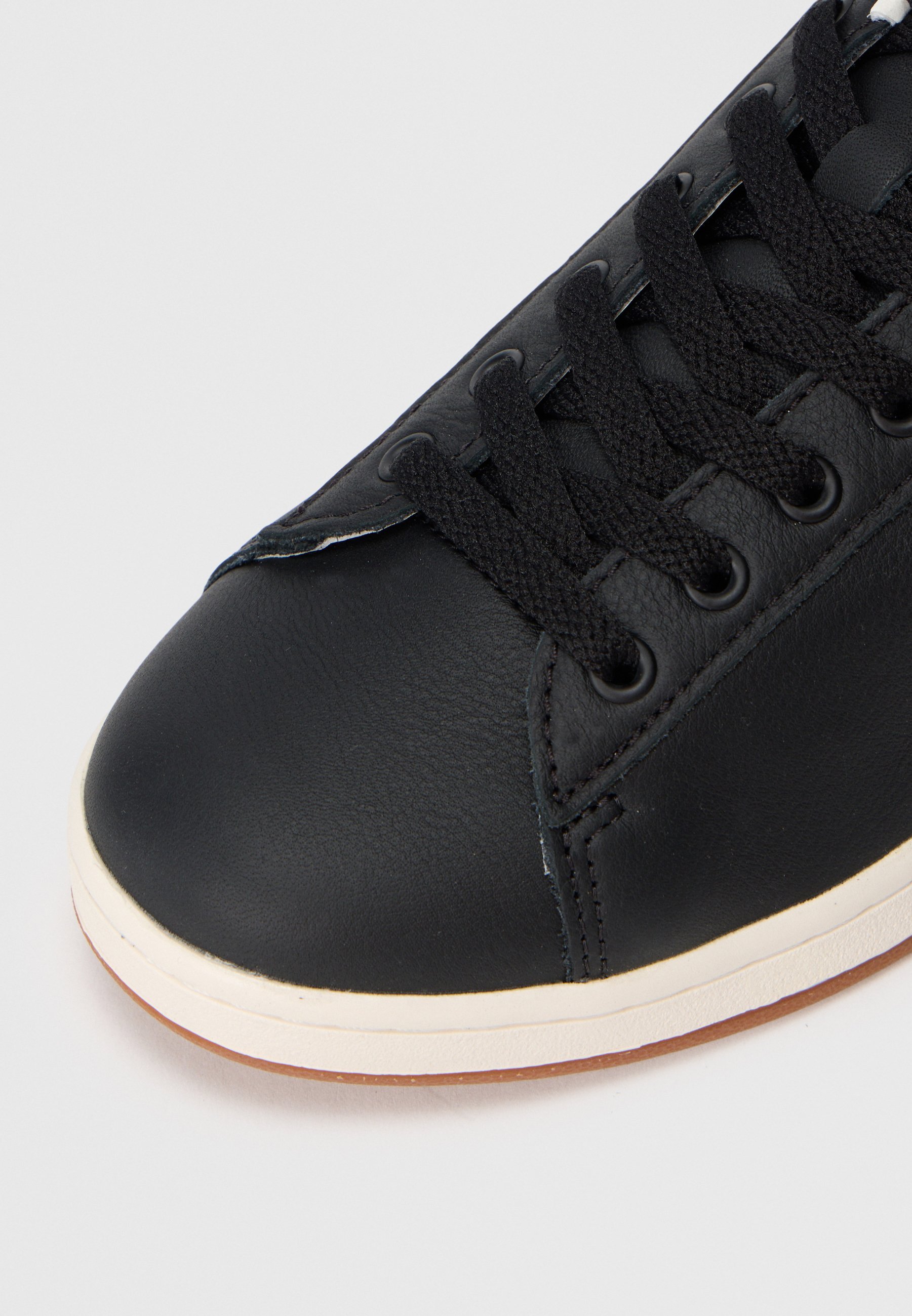 Lacoste CARNABY SET 225 - Trainers - black/gum