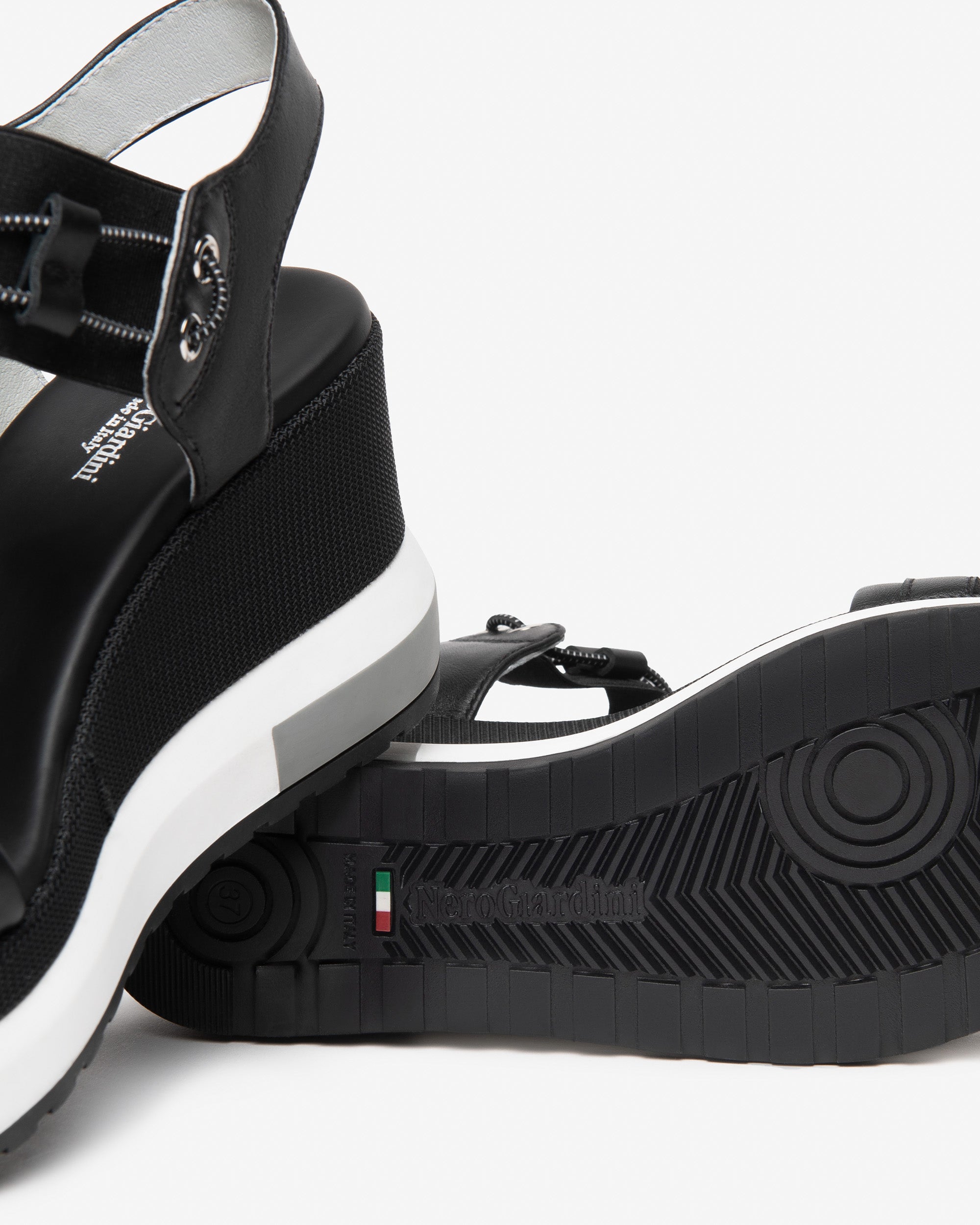  Damensandalen aus Leder, Canvas und technischen Materialien
