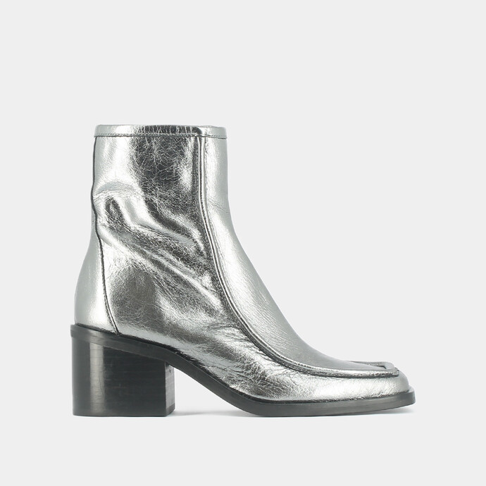 Boots à talons et bouts carrés, avec coutures apparentes  en cuir craquelé argent foncé