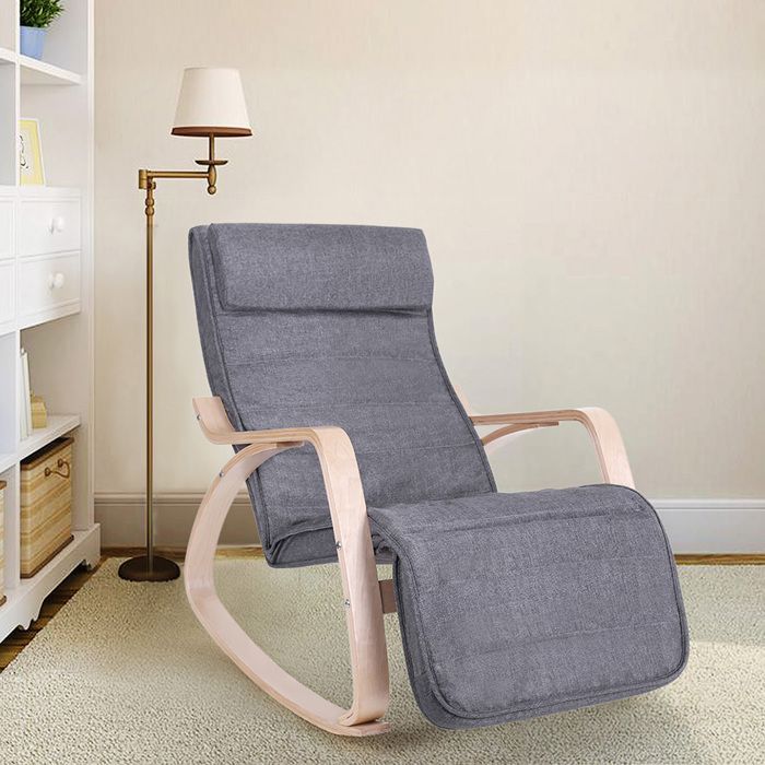 SONGMICS Fauteuil à Bascule, avec Accoudoirs en Bois, Repose-pieds Réglable en 5 Positions, Capacité 150 kg, Gris et Couleur Boisée