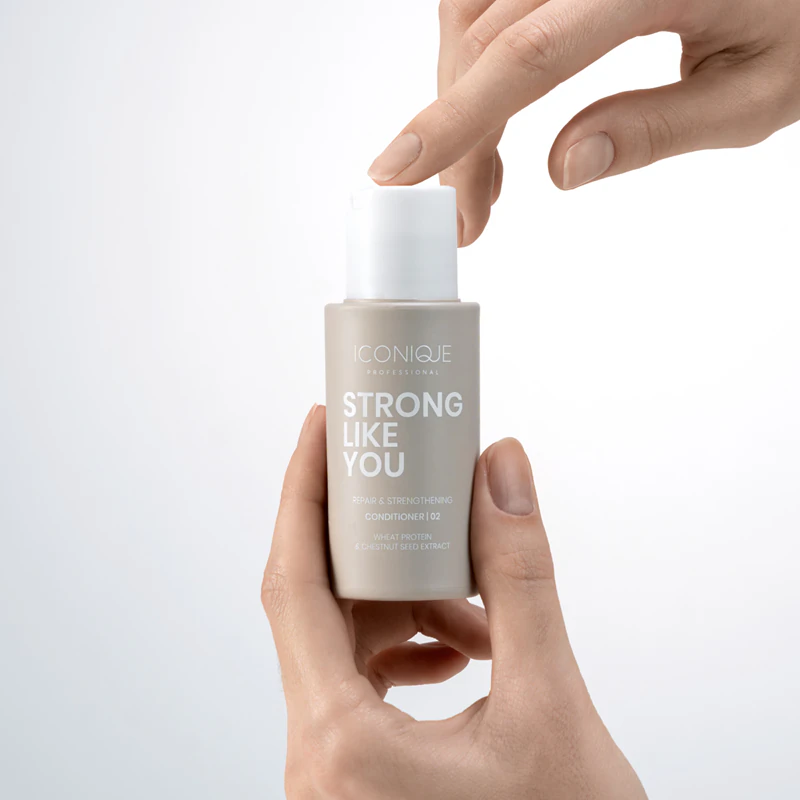 Condicionador reparador e fortalecedor ICONIQUE Professional STRONG LIKE YOU para cabelos danificados.