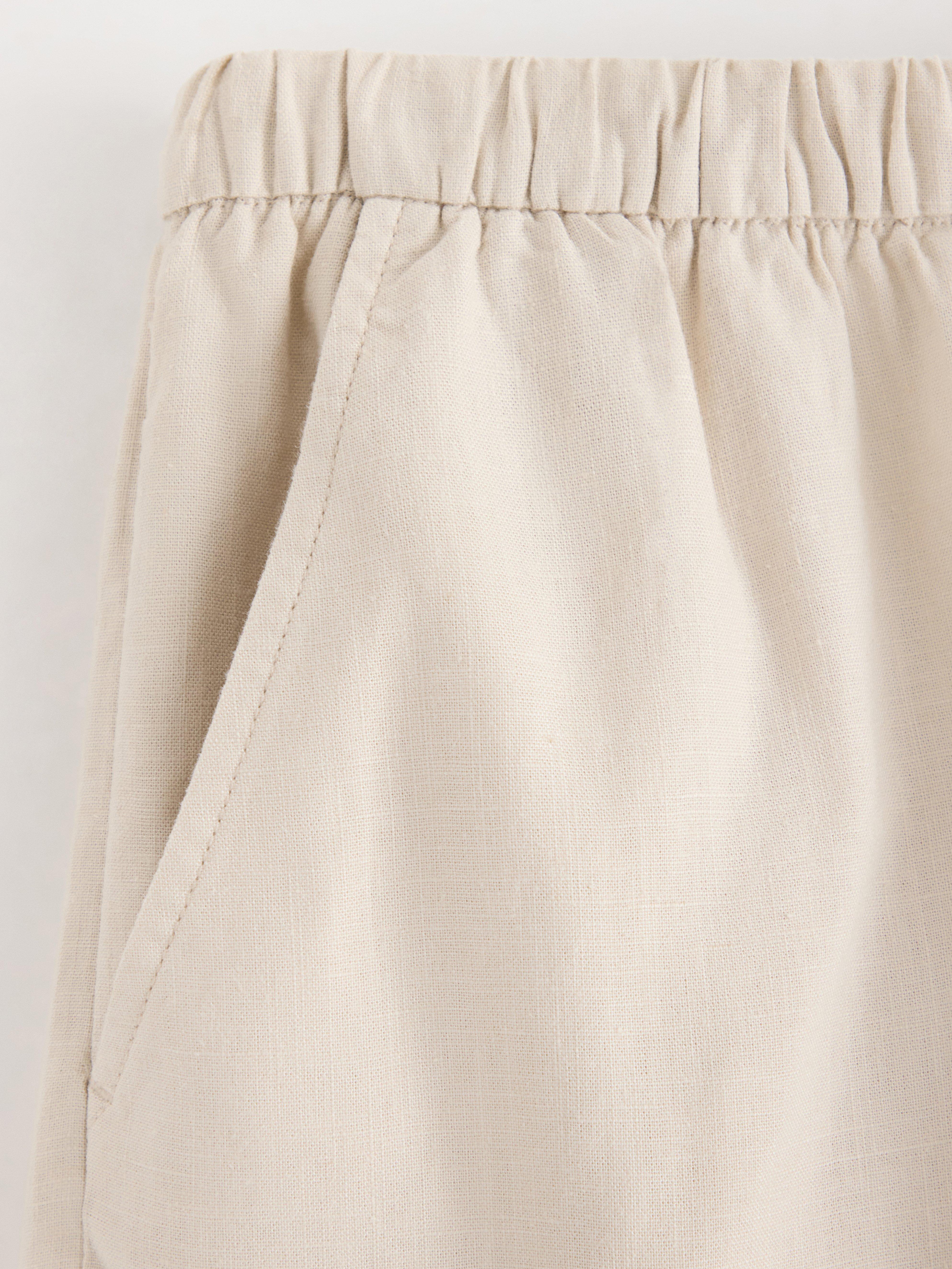 Pantalones cortos de mezcla de lino color beige claro.