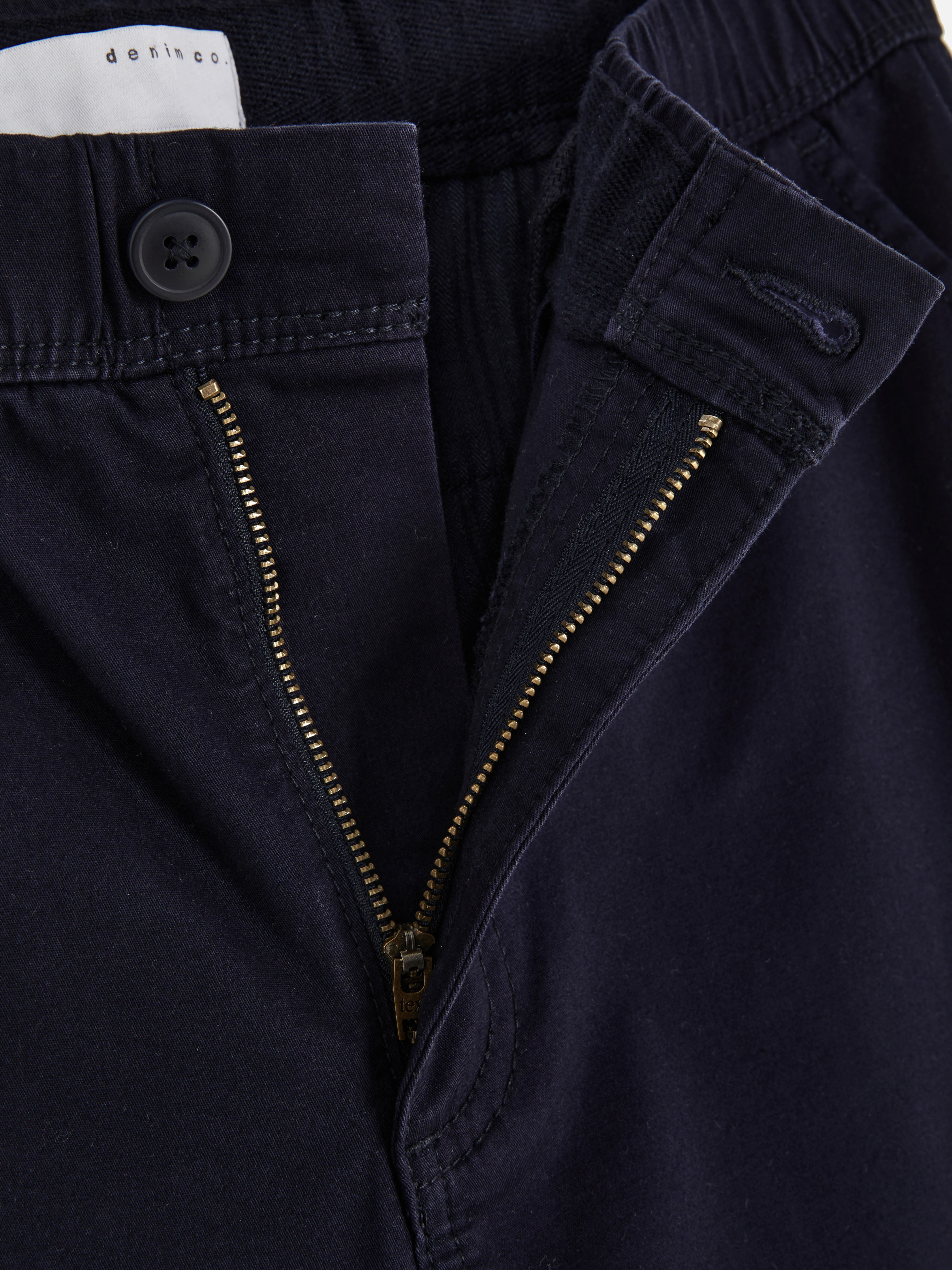 Pantaloni cu talie elastică. Acești pantaloni eleganți cu talie elastică sunt extrem de confortabili și se potrivesc perfect.