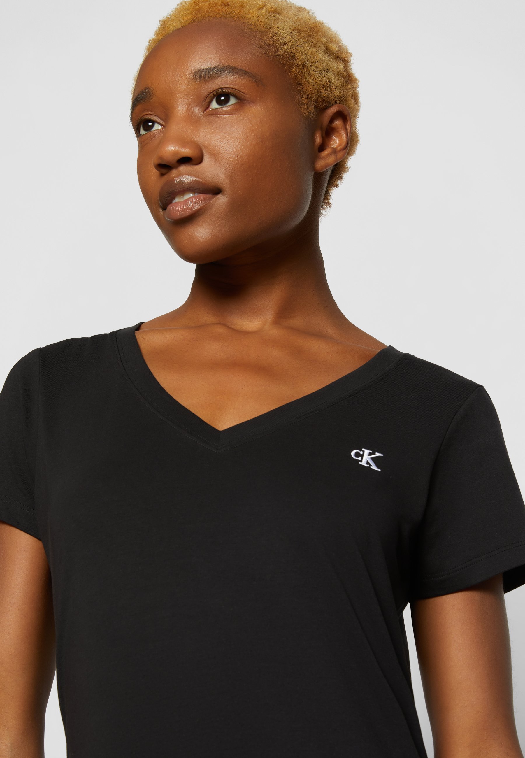 Calvin Klein Jeans HÍMZETT V-NYAKÚ PÓLÓ - Egyszerű Póló - fekete