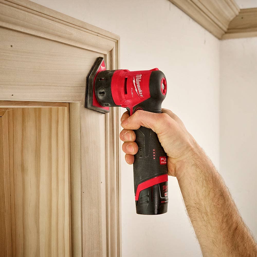 Lixadeira orbital MILWAUKEE FUEL™ 12V para trabalhos de precisão em couro M12FDSS0